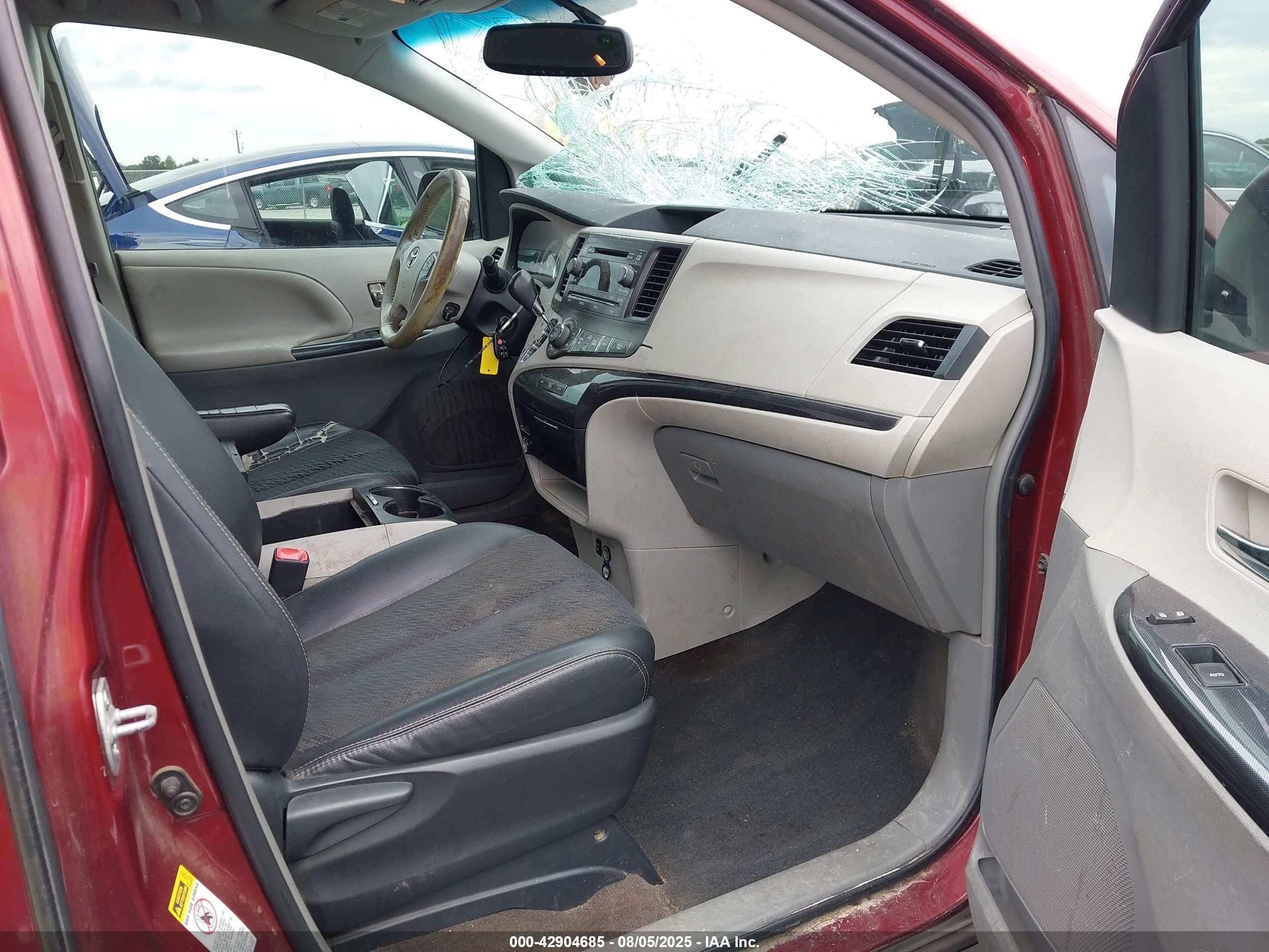 2013 Toyota Sienna Se 8 Passenger Red vin: 5TDXK3DC5DS381457
