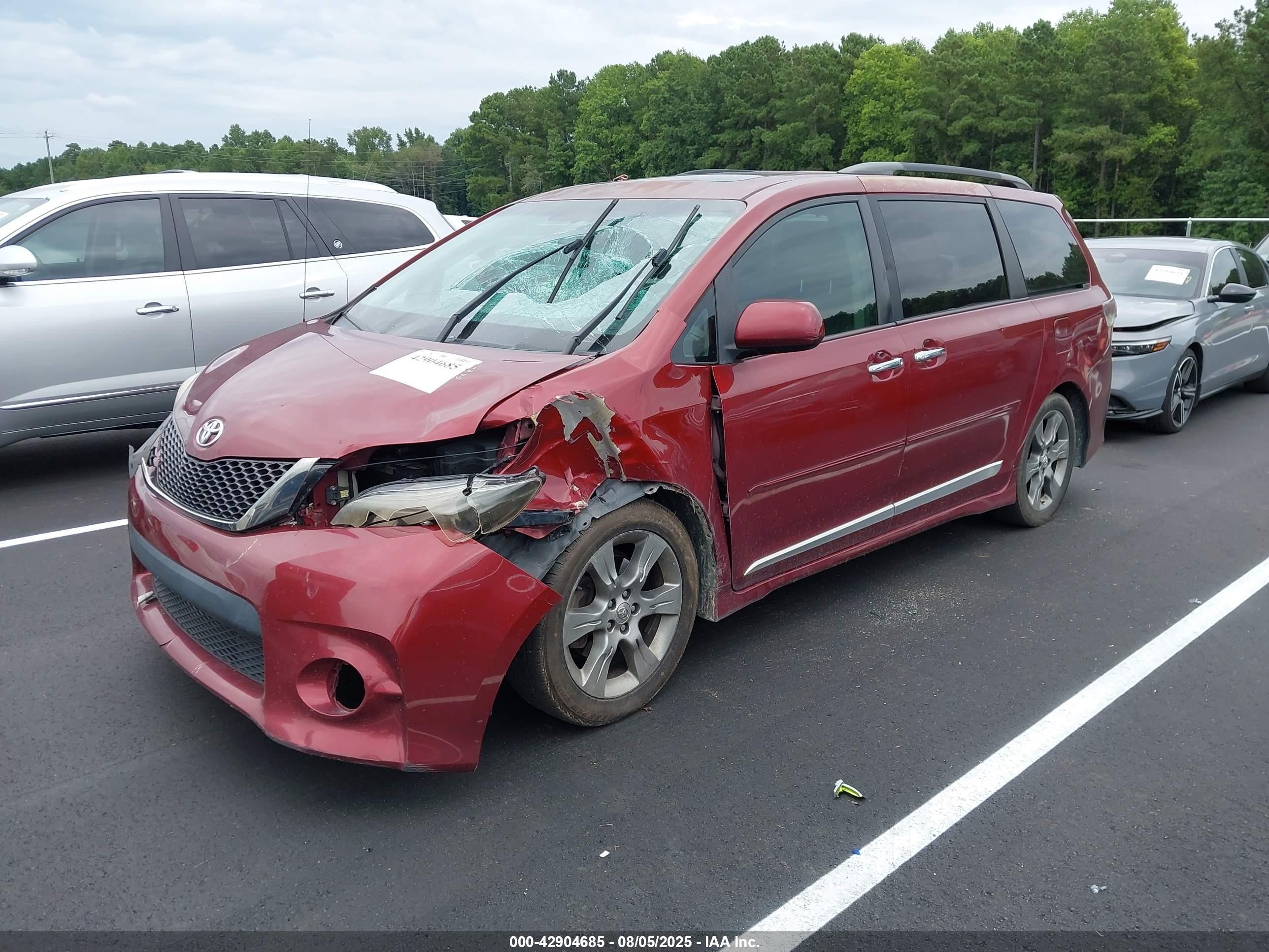 2013 Toyota Sienna Se 8 Passenger Red vin: 5TDXK3DC5DS381457