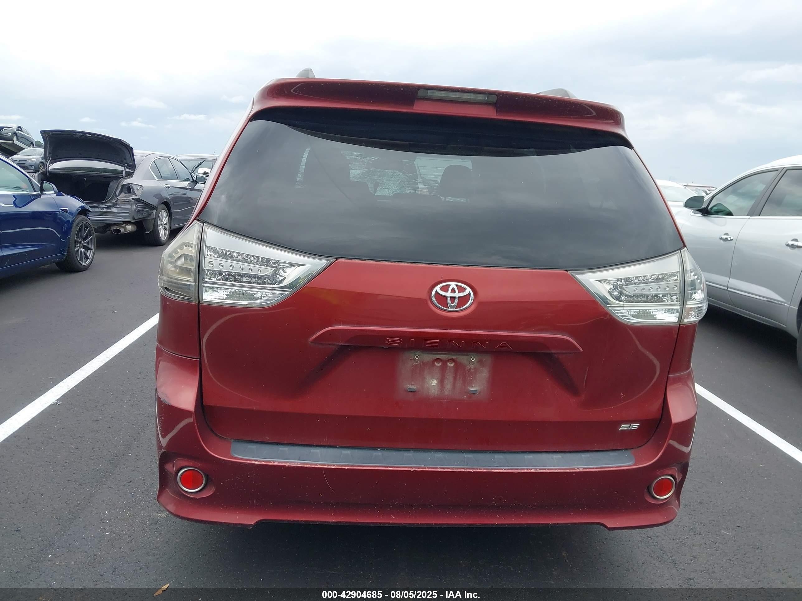 2013 Toyota Sienna Se 8 Passenger Red vin: 5TDXK3DC5DS381457