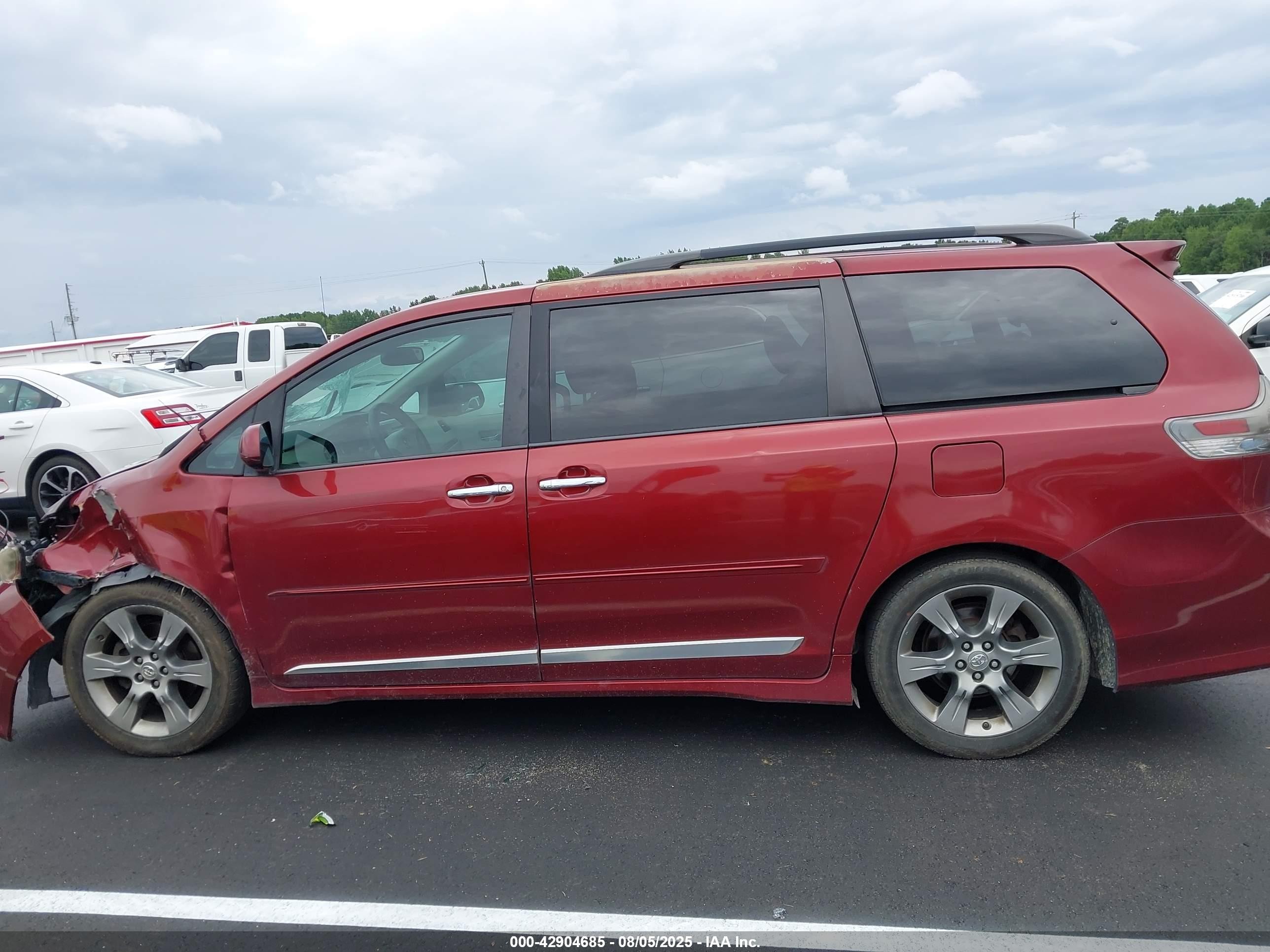 2013 Toyota Sienna Se 8 Passenger Red vin: 5TDXK3DC5DS381457