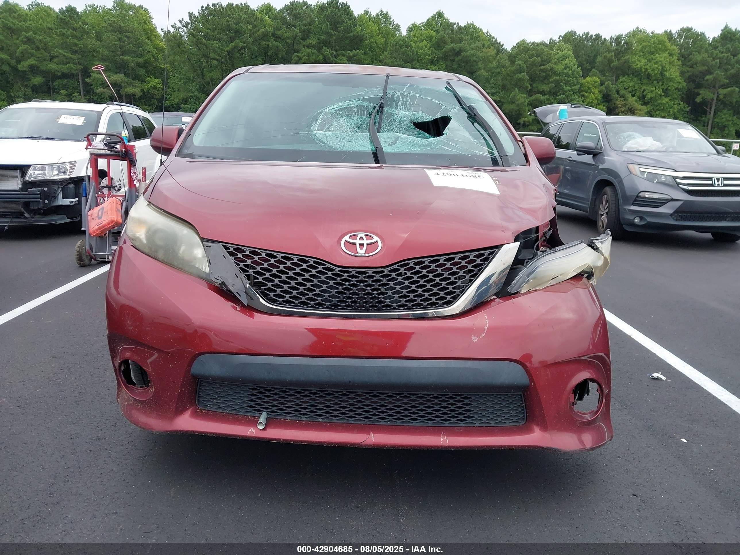 2013 Toyota Sienna Se 8 Passenger Red vin: 5TDXK3DC5DS381457