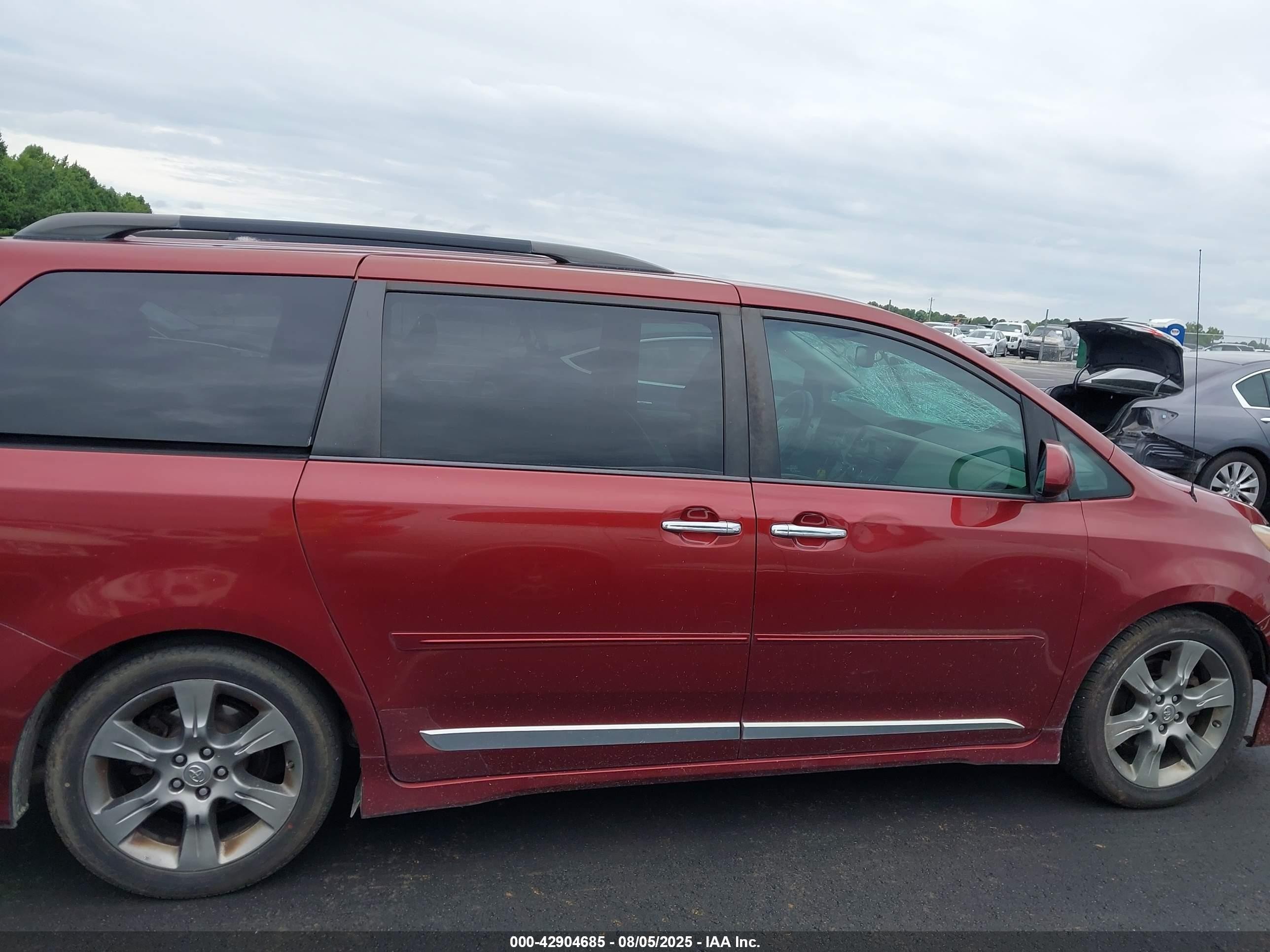 2013 Toyota Sienna Se 8 Passenger Red vin: 5TDXK3DC5DS381457