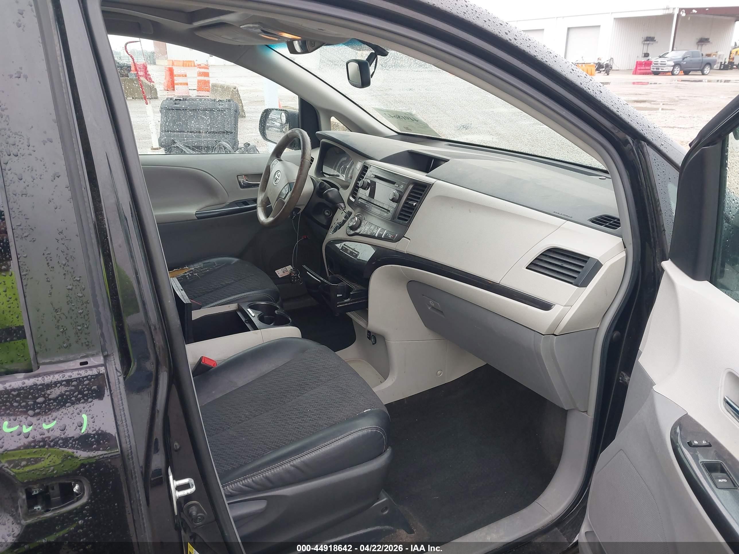 2014 Toyota Sienna Se 8 Passenger Black vin: 5TDXK3DC5ES433946