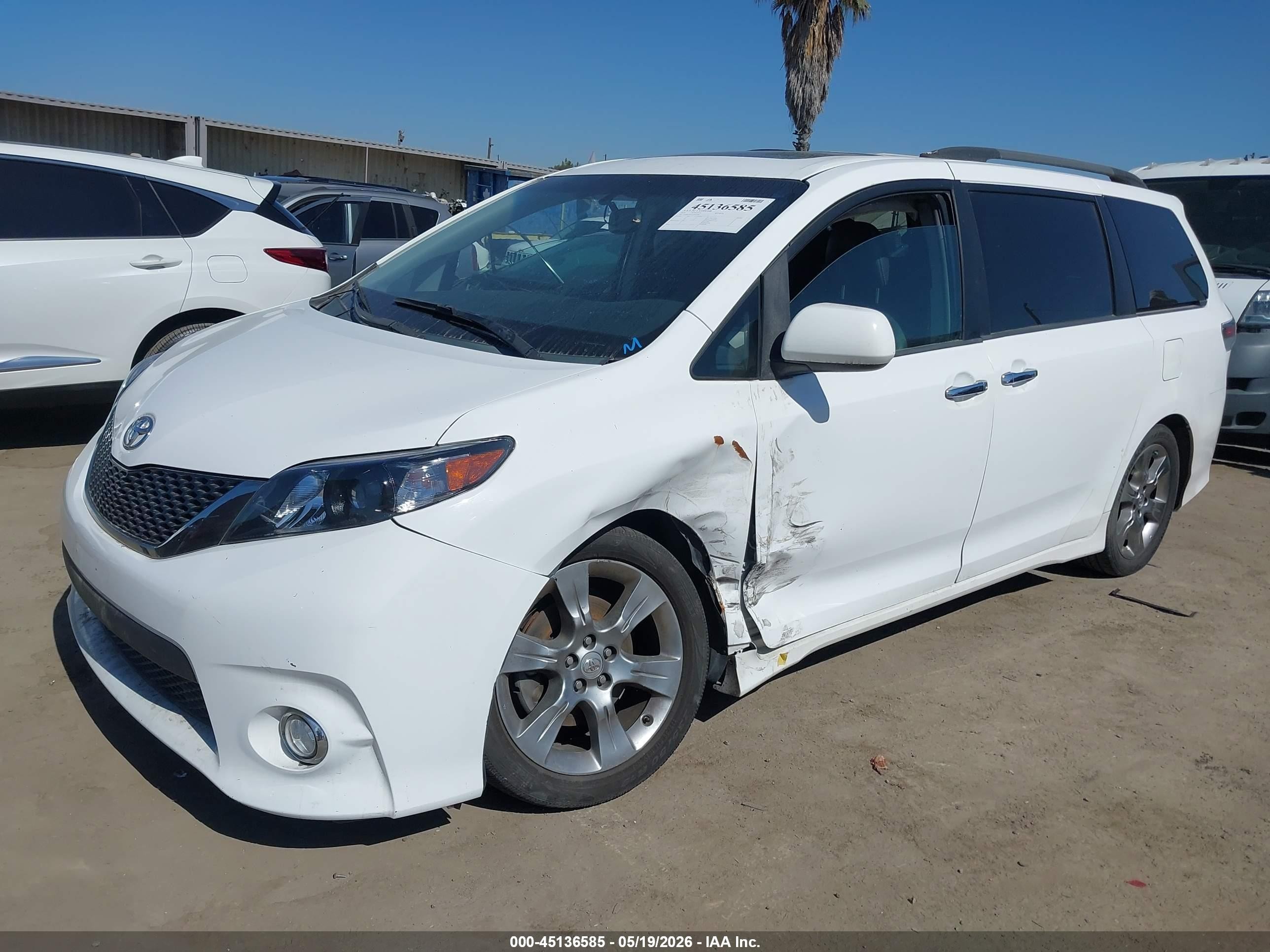 2014 Toyota Sienna Se 8 Passenger White vin: 5TDXK3DC5ES492608