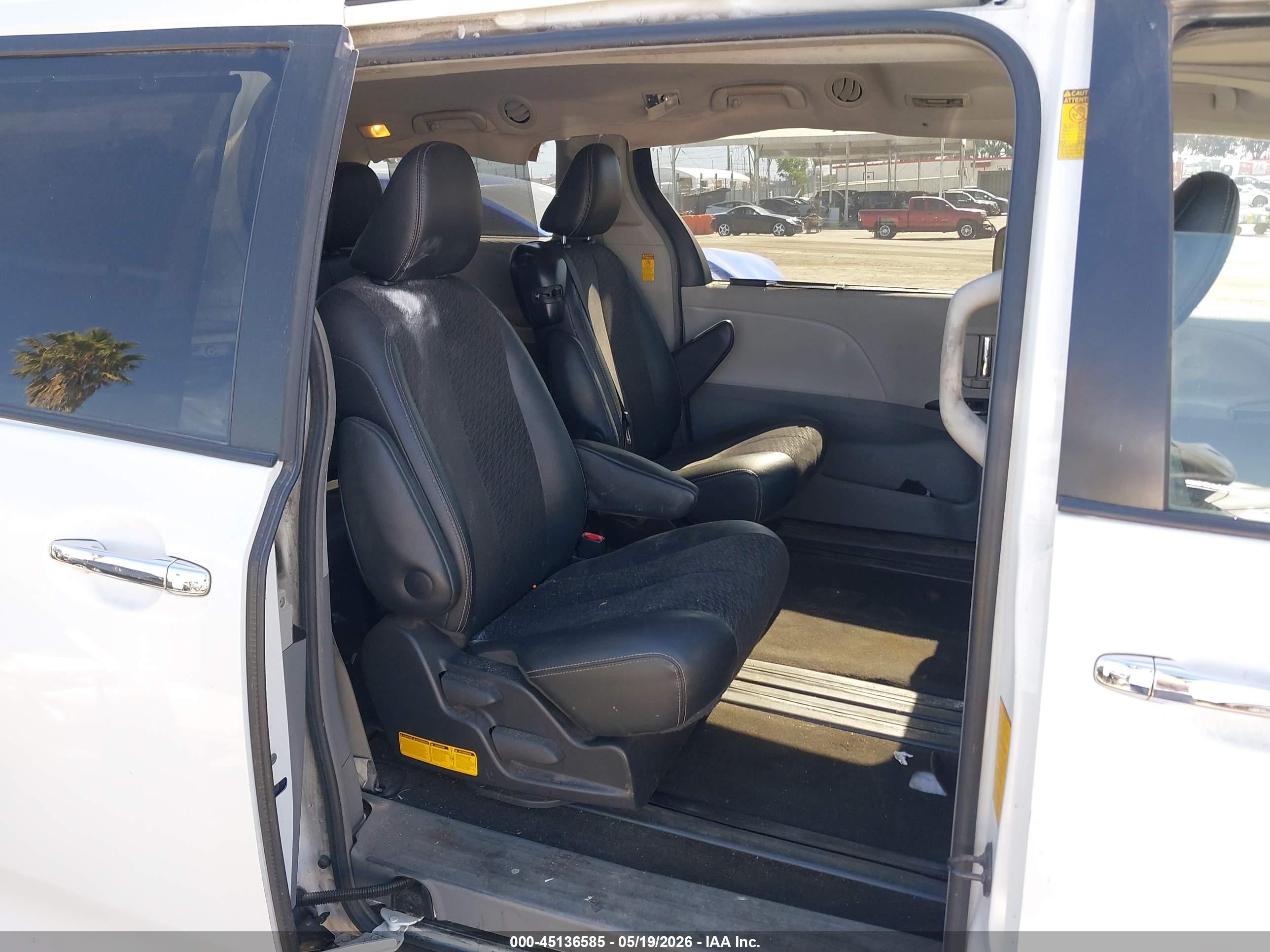 2014 Toyota Sienna Se 8 Passenger White vin: 5TDXK3DC5ES492608