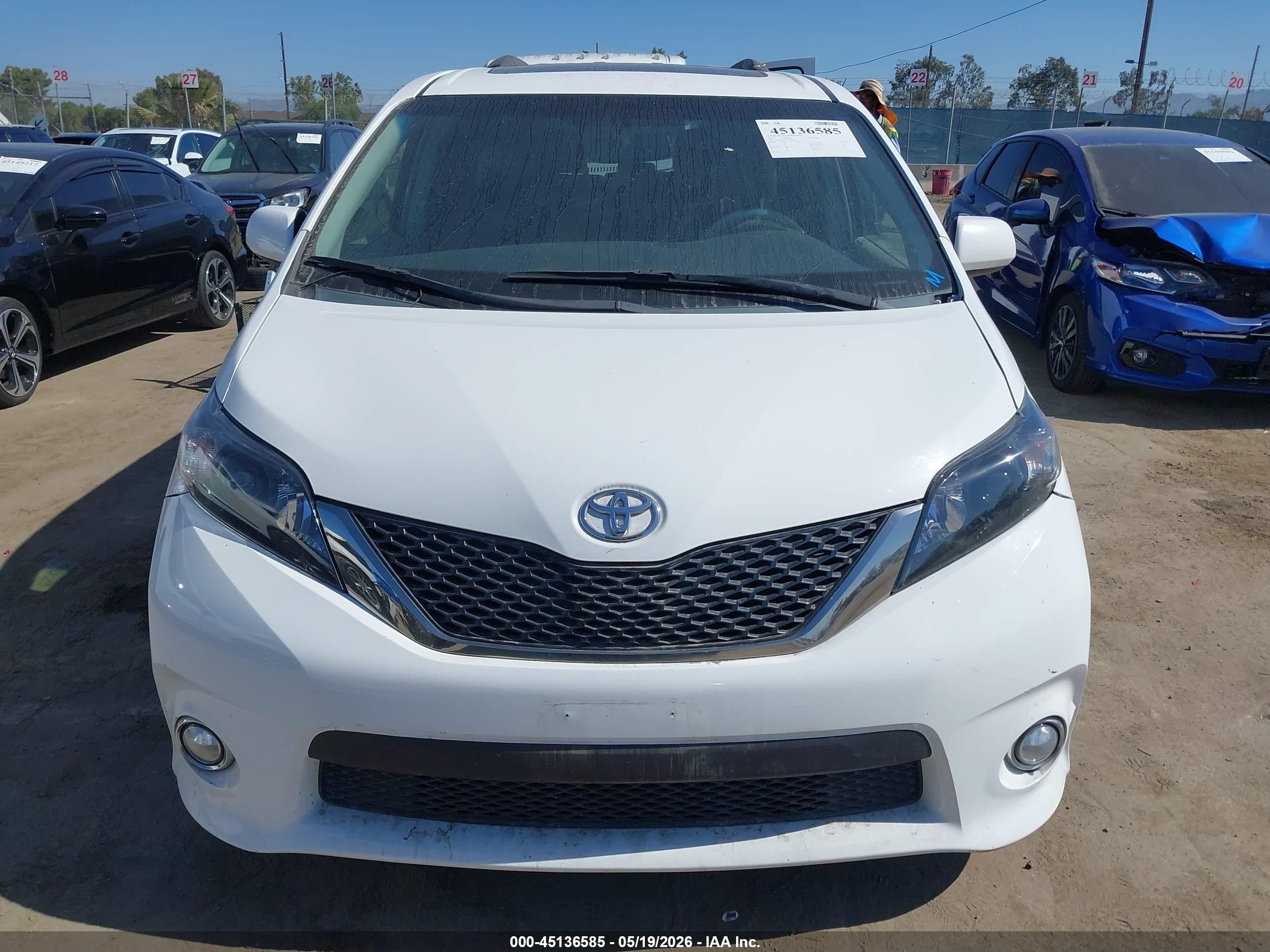 2014 Toyota Sienna Se 8 Passenger White vin: 5TDXK3DC5ES492608