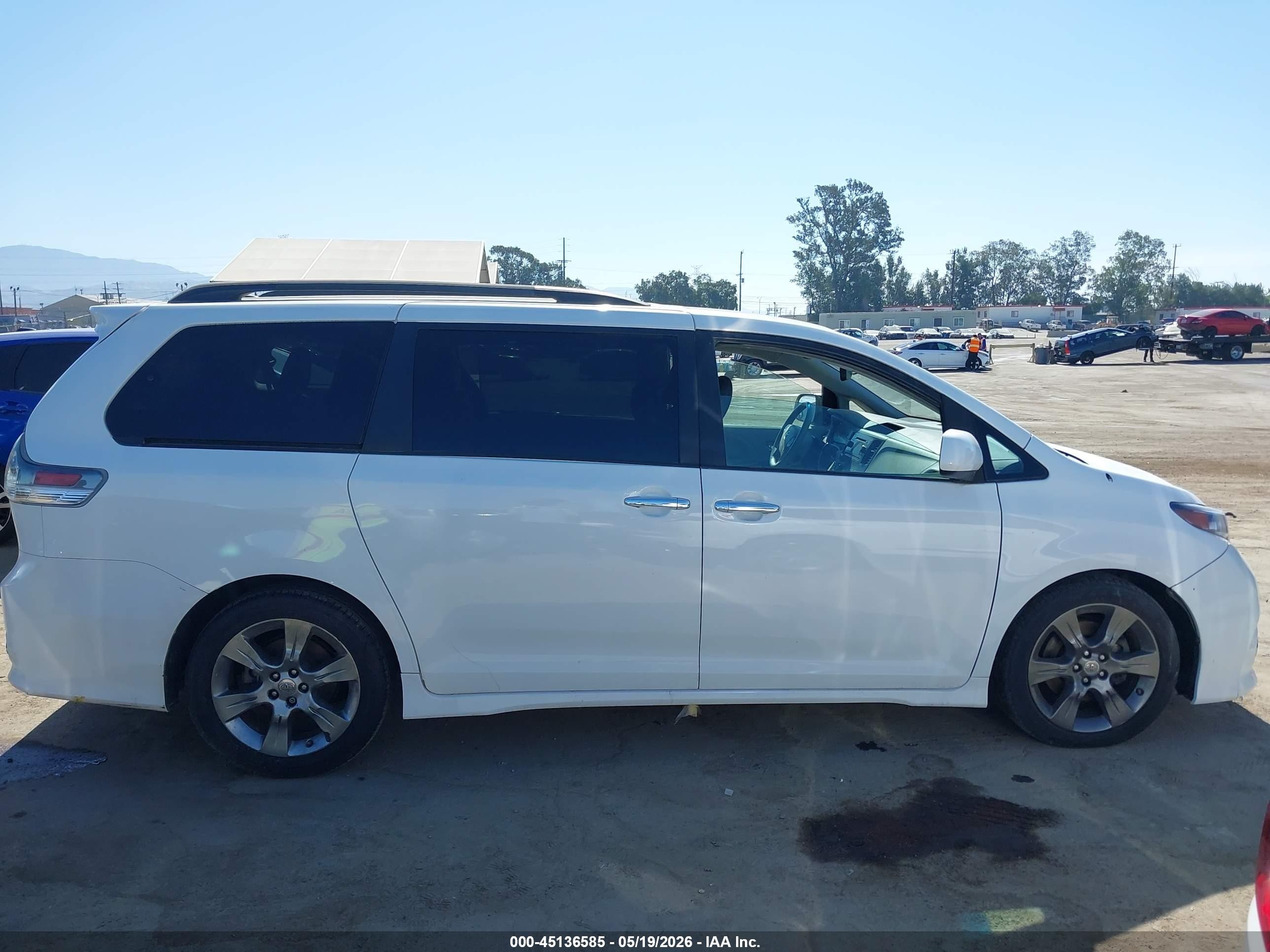 2014 Toyota Sienna Se 8 Passenger White vin: 5TDXK3DC5ES492608
