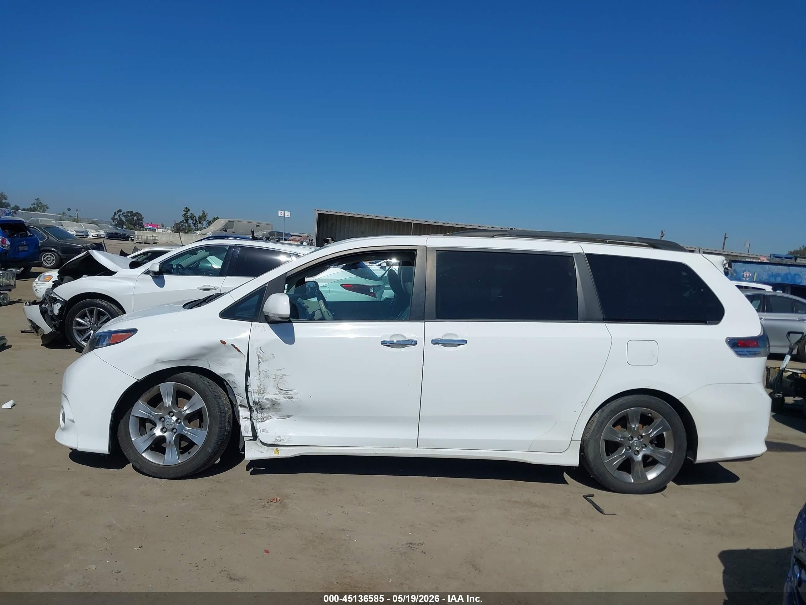 2014 Toyota Sienna Se 8 Passenger White vin: 5TDXK3DC5ES492608