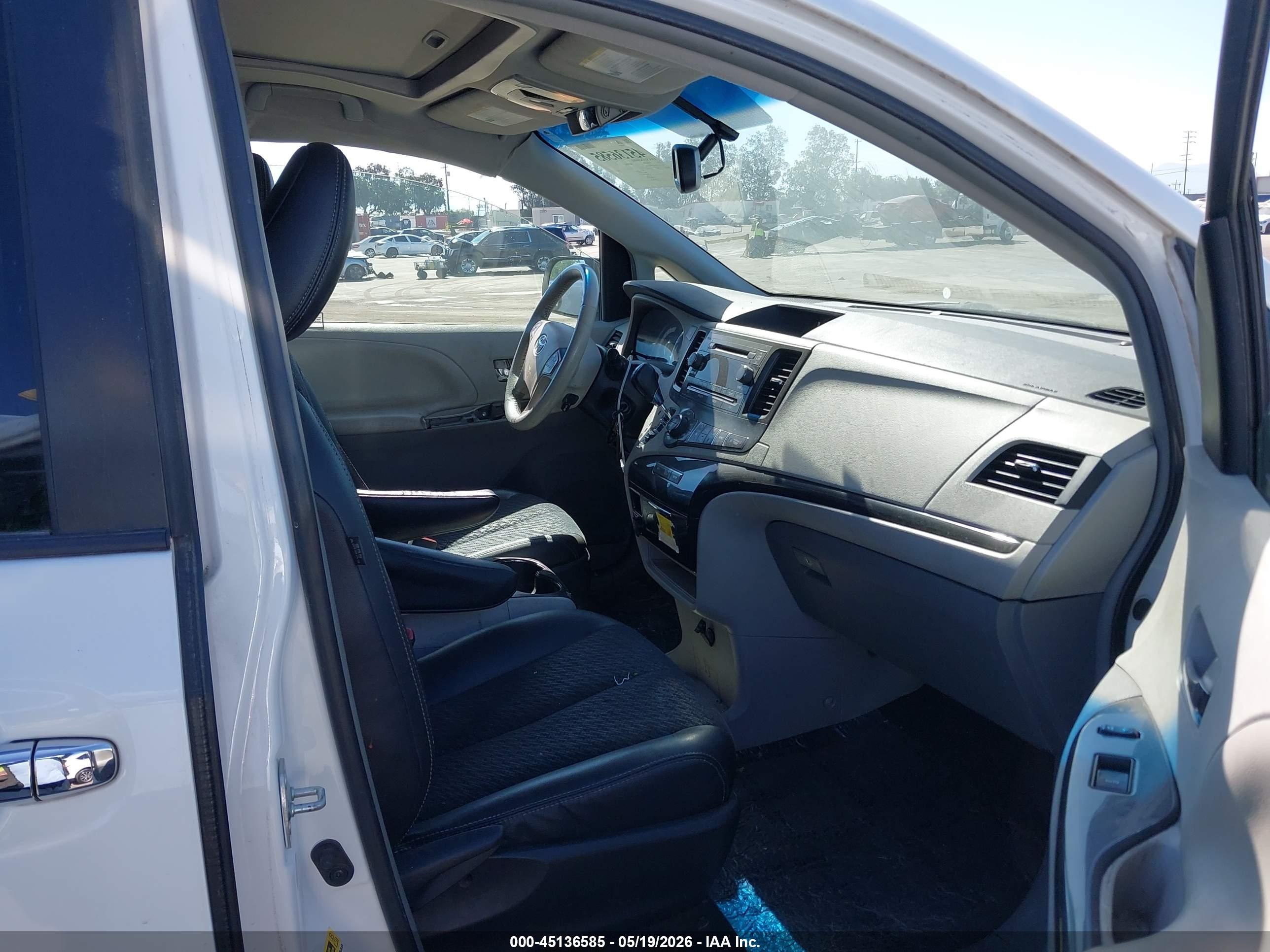 2014 Toyota Sienna Se 8 Passenger White vin: 5TDXK3DC5ES492608