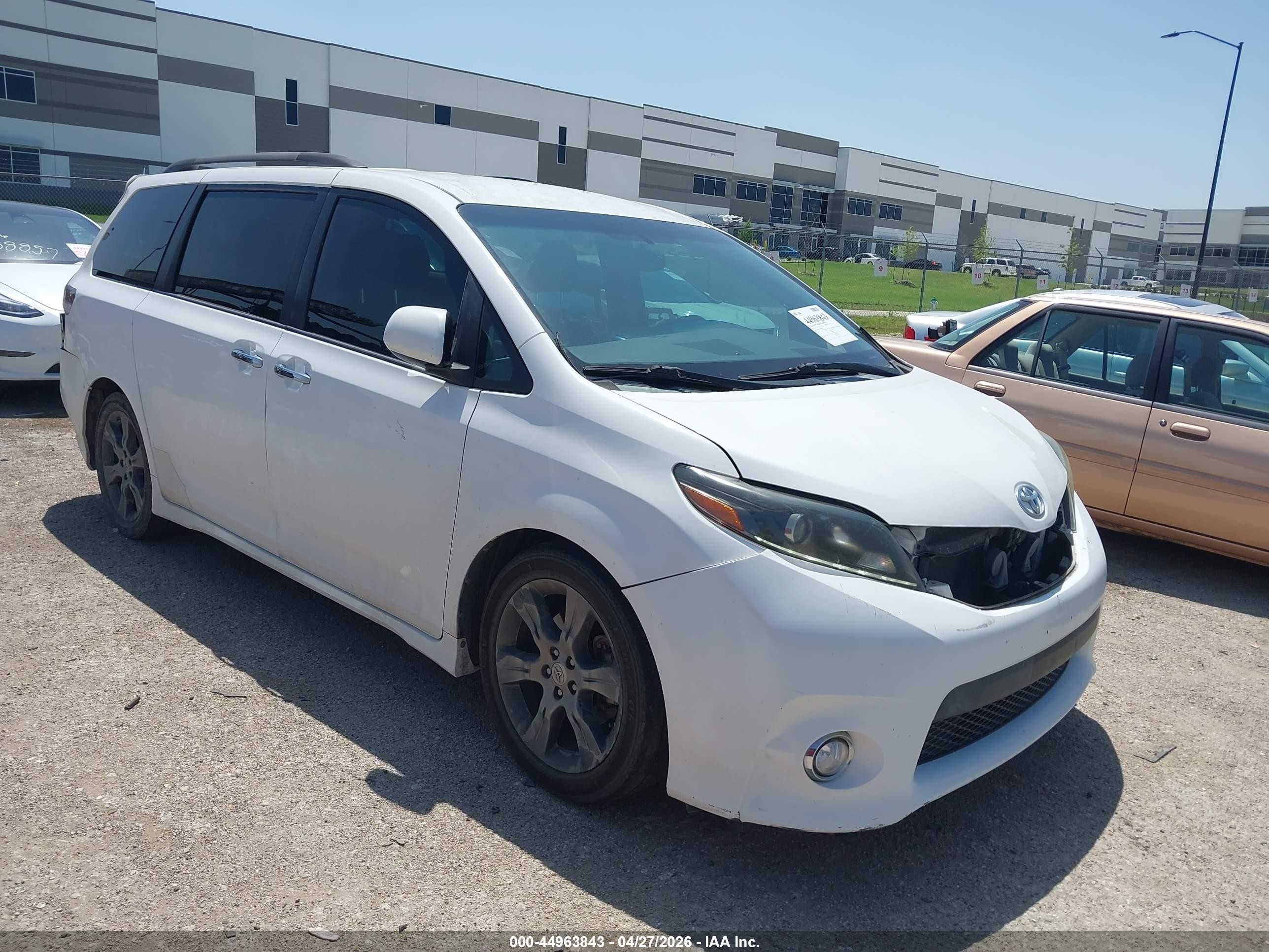 2015 Toyota Sienna Se 8 Passenger White vin: 5TDXK3DC5FS534860