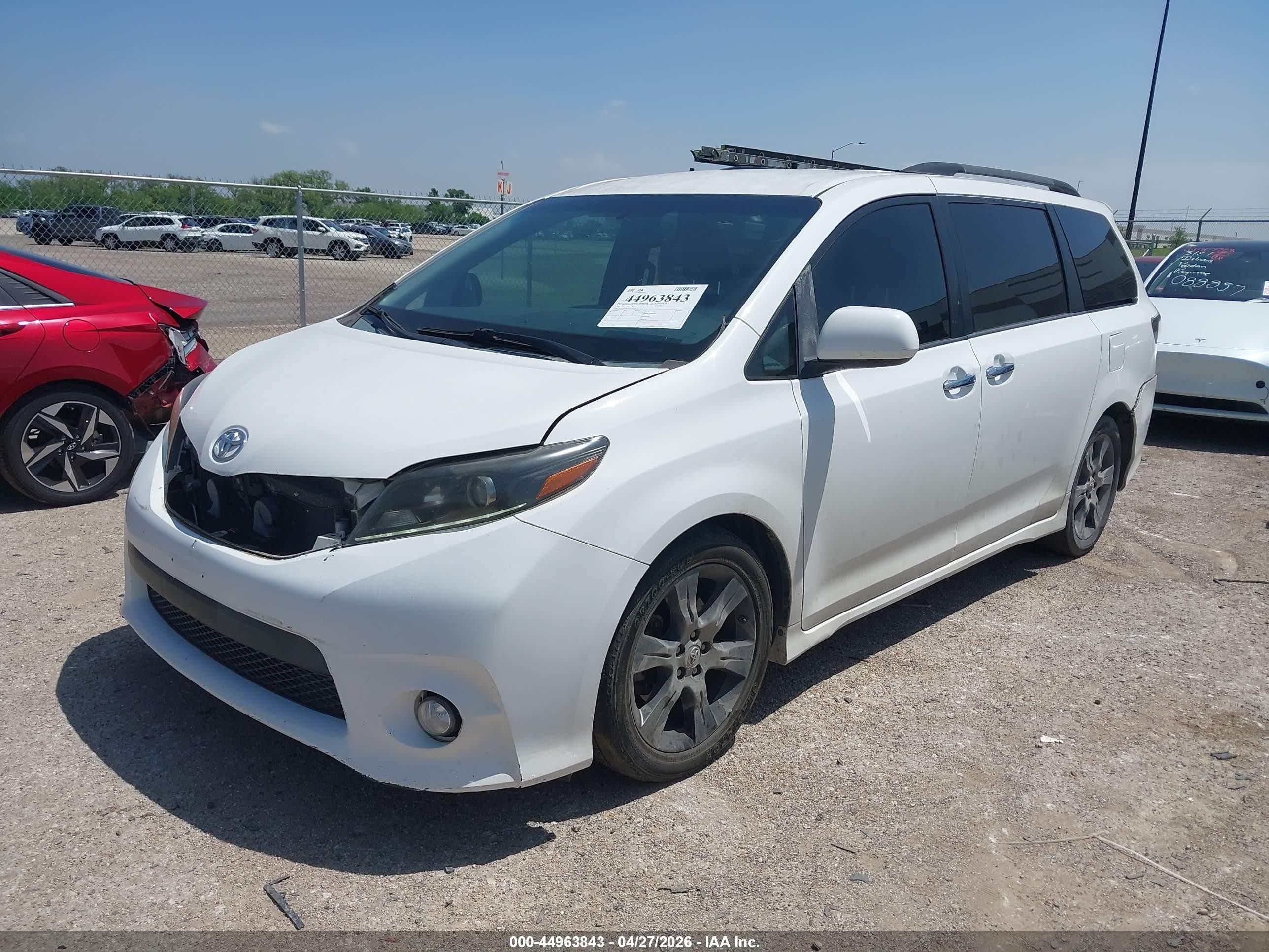 2015 Toyota Sienna Se 8 Passenger White vin: 5TDXK3DC5FS534860