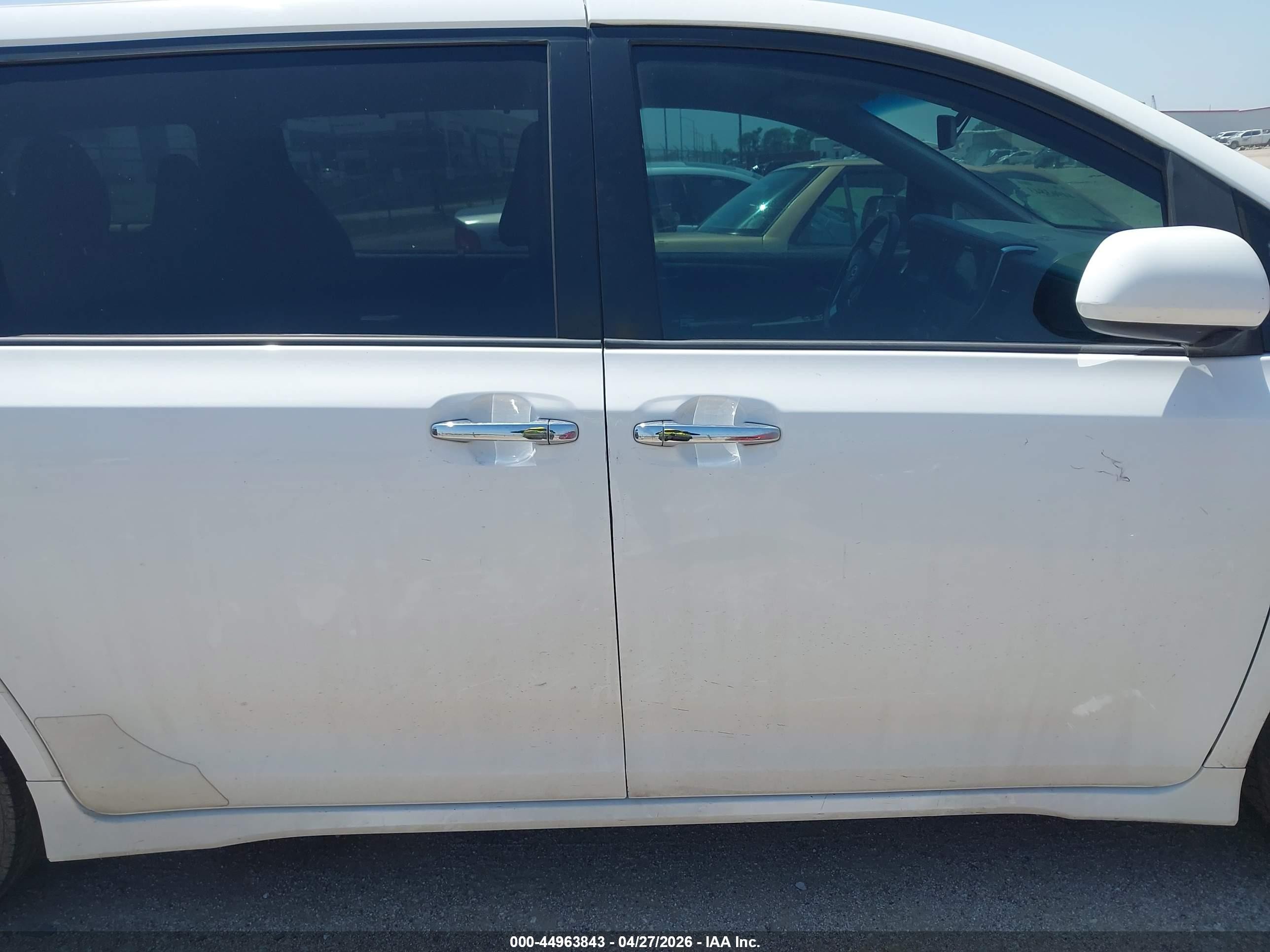 2015 Toyota Sienna Se 8 Passenger White vin: 5TDXK3DC5FS534860