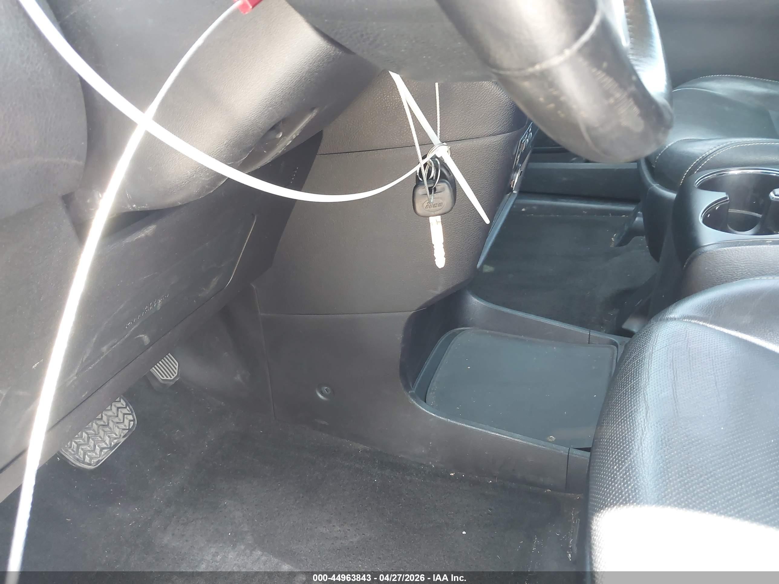 2015 Toyota Sienna Se 8 Passenger White vin: 5TDXK3DC5FS534860