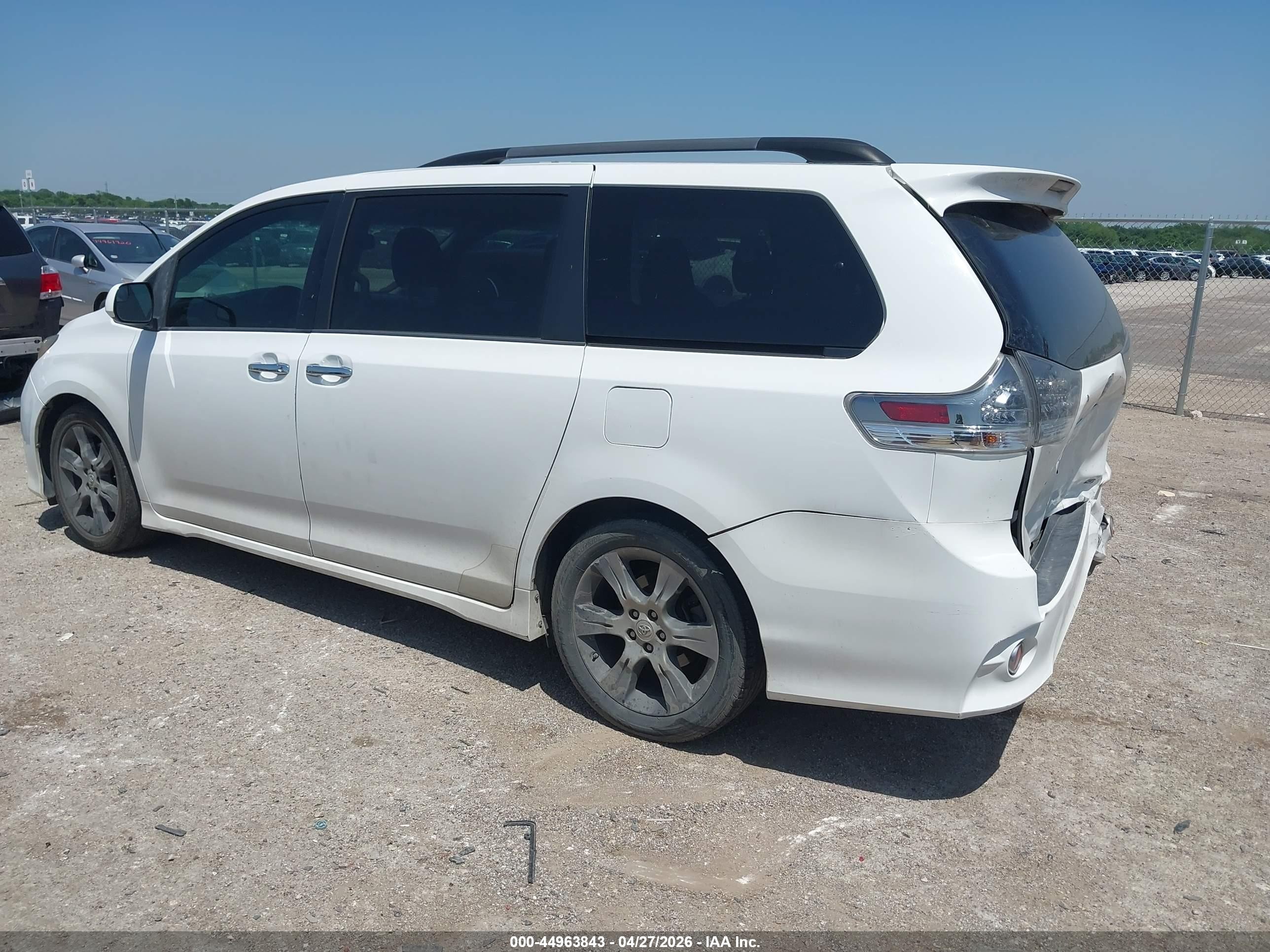 2015 Toyota Sienna Se 8 Passenger White vin: 5TDXK3DC5FS534860