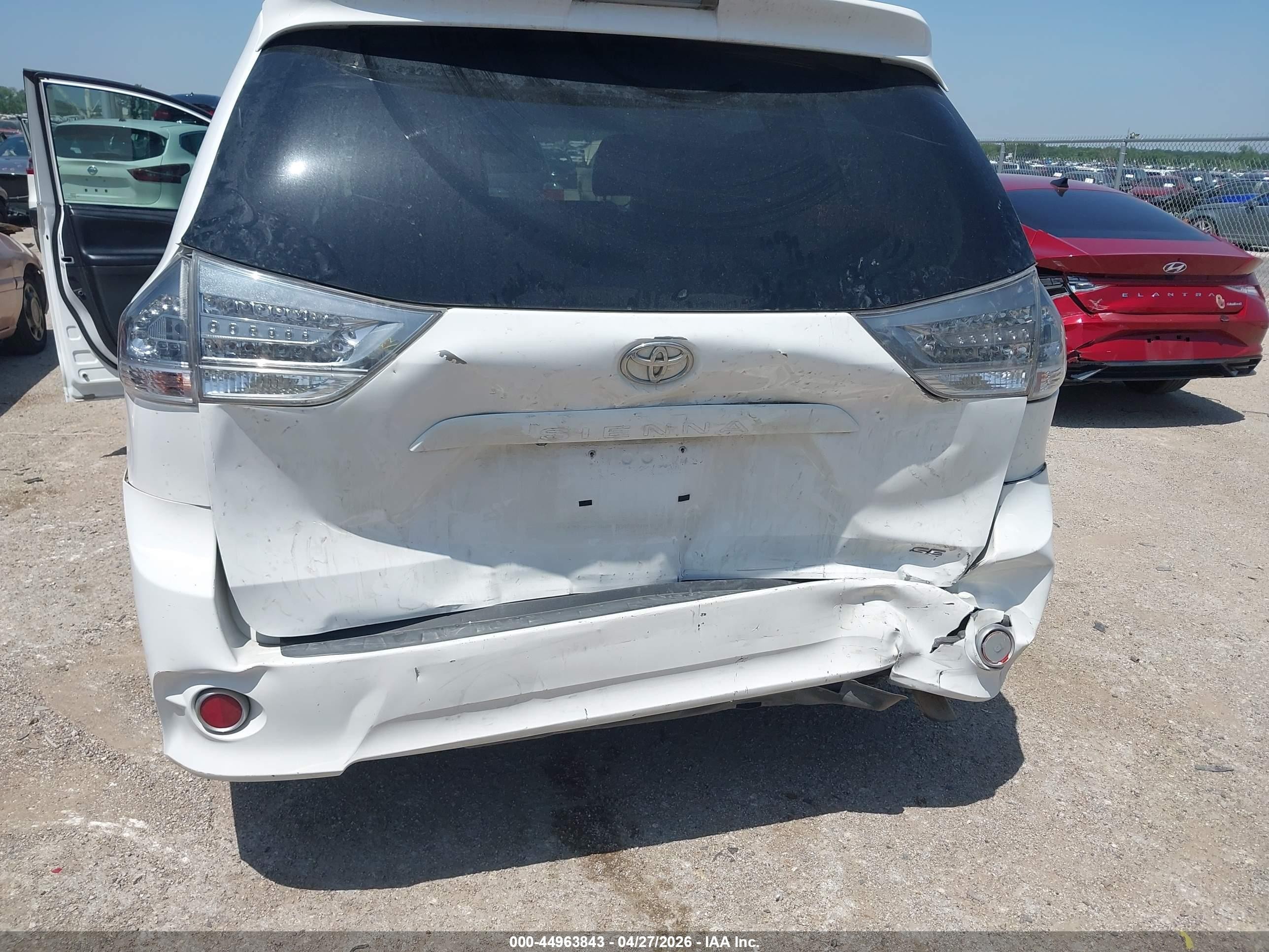 2015 Toyota Sienna Se 8 Passenger White vin: 5TDXK3DC5FS534860