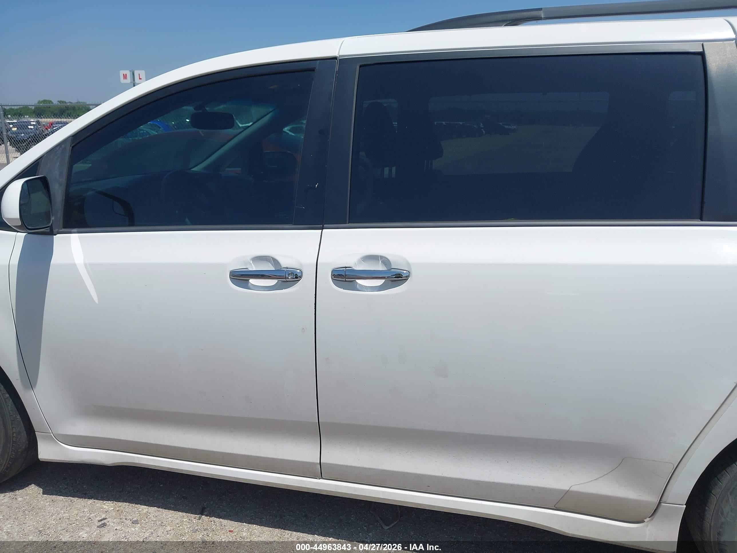 2015 Toyota Sienna Se 8 Passenger White vin: 5TDXK3DC5FS534860