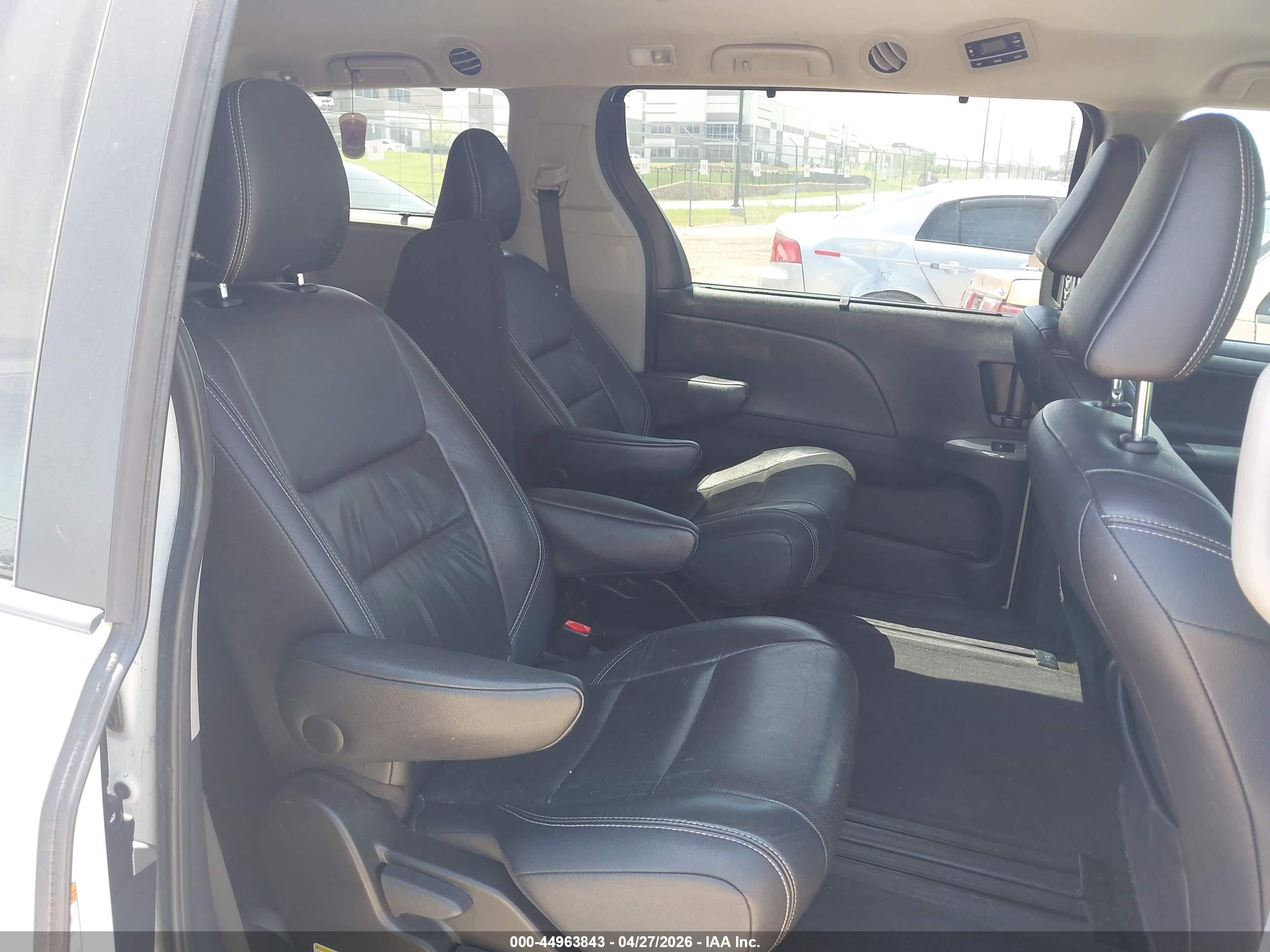 2015 Toyota Sienna Se 8 Passenger White vin: 5TDXK3DC5FS534860