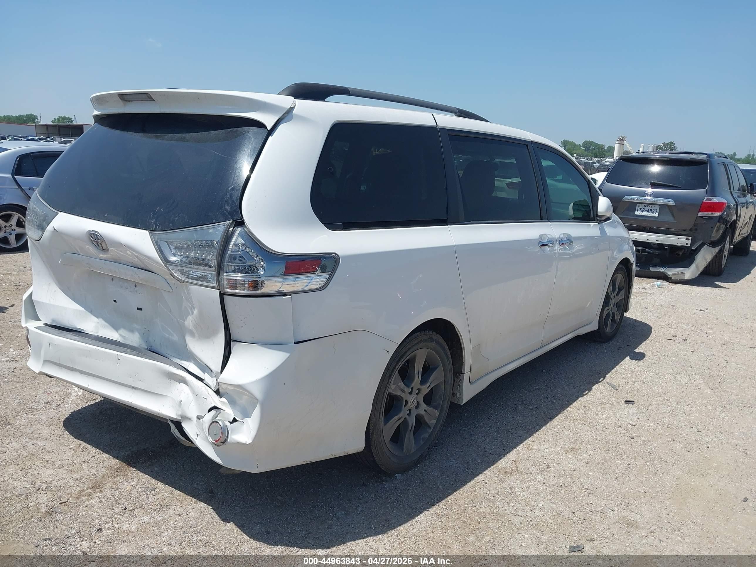 2015 Toyota Sienna Se 8 Passenger White vin: 5TDXK3DC5FS534860