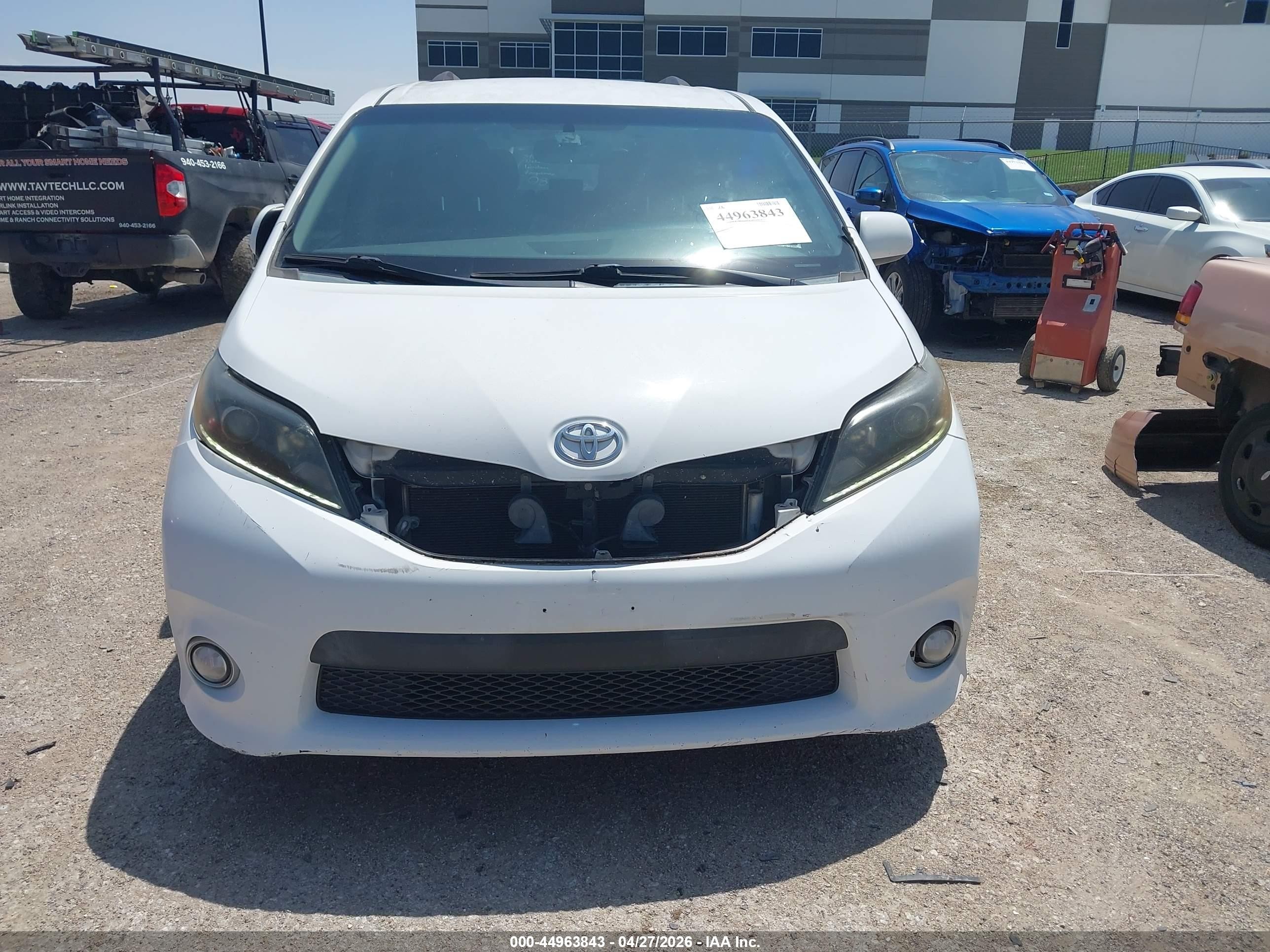 2015 Toyota Sienna Se 8 Passenger White vin: 5TDXK3DC5FS534860