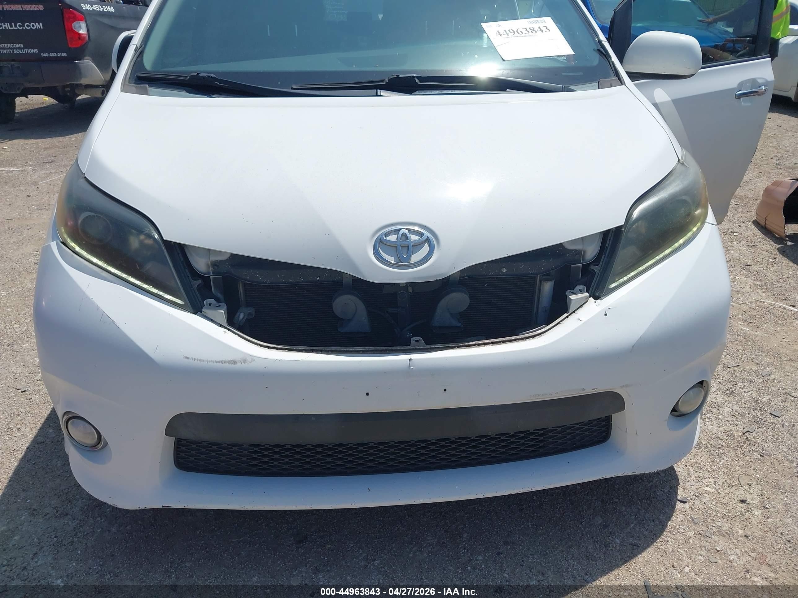 2015 Toyota Sienna Se 8 Passenger White vin: 5TDXK3DC5FS534860
