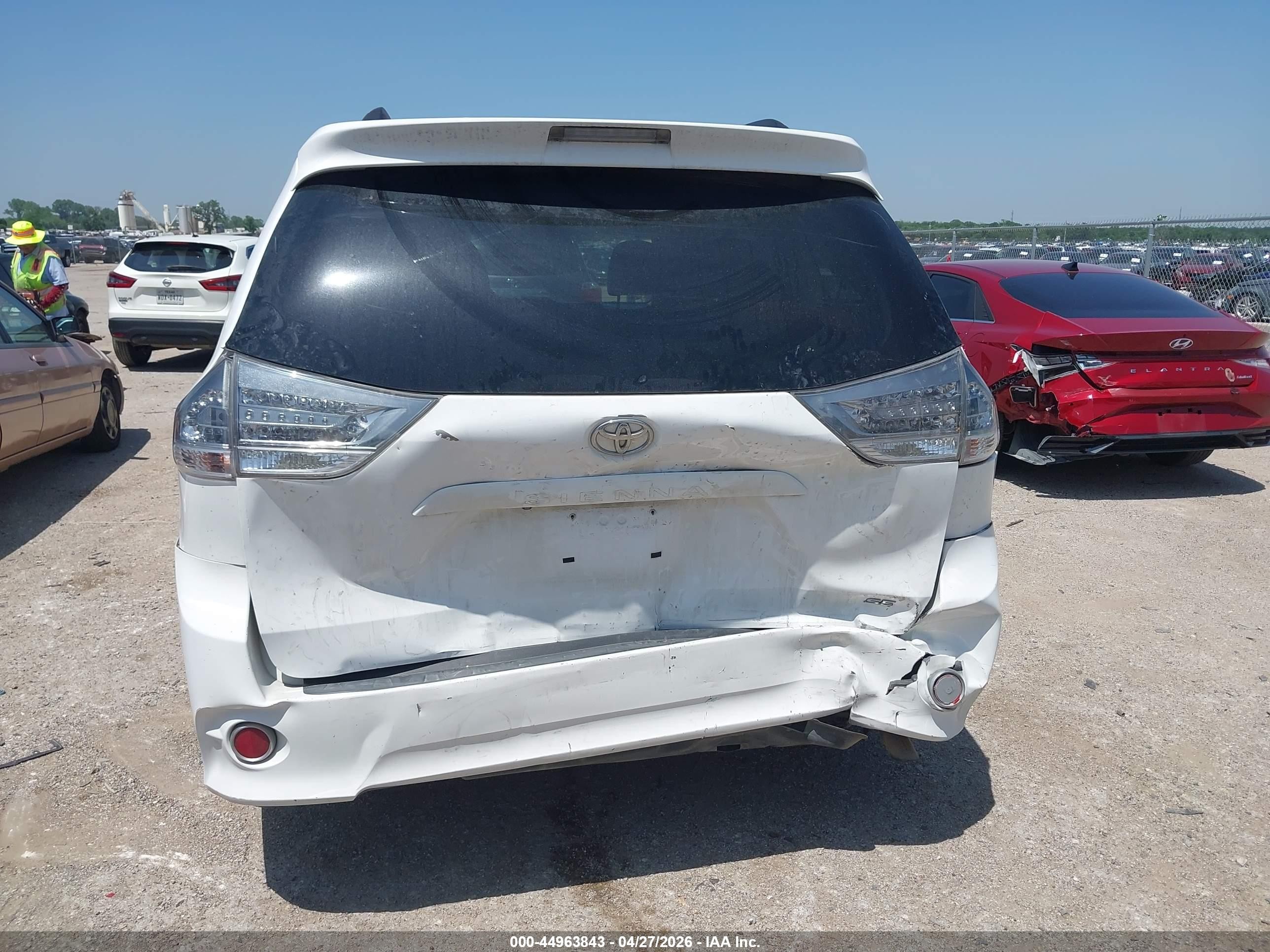 2015 Toyota Sienna Se 8 Passenger White vin: 5TDXK3DC5FS534860