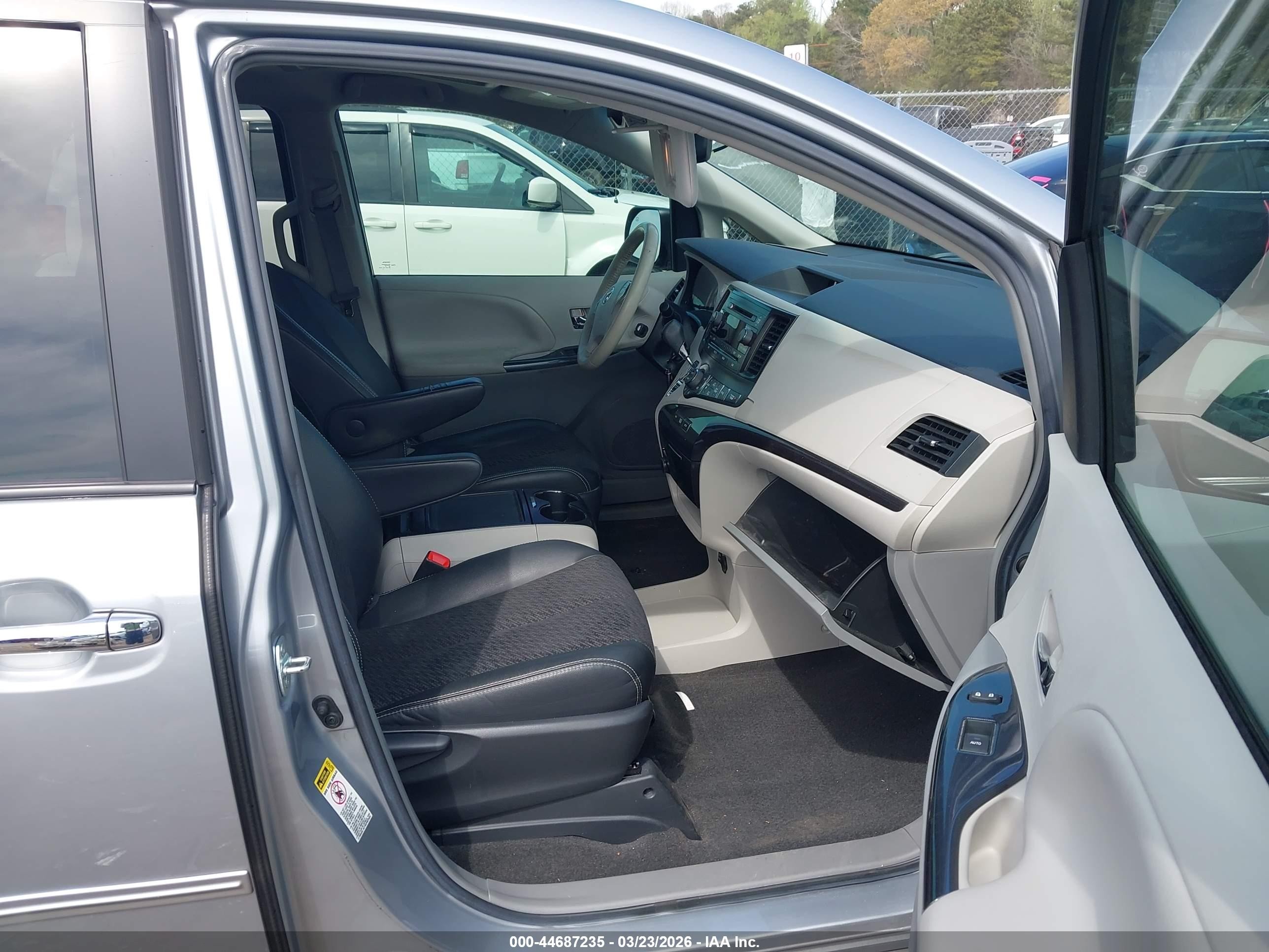2014 Toyota Sienna Se 8 Passenger Gray vin: 5TDXK3DC6ES419246