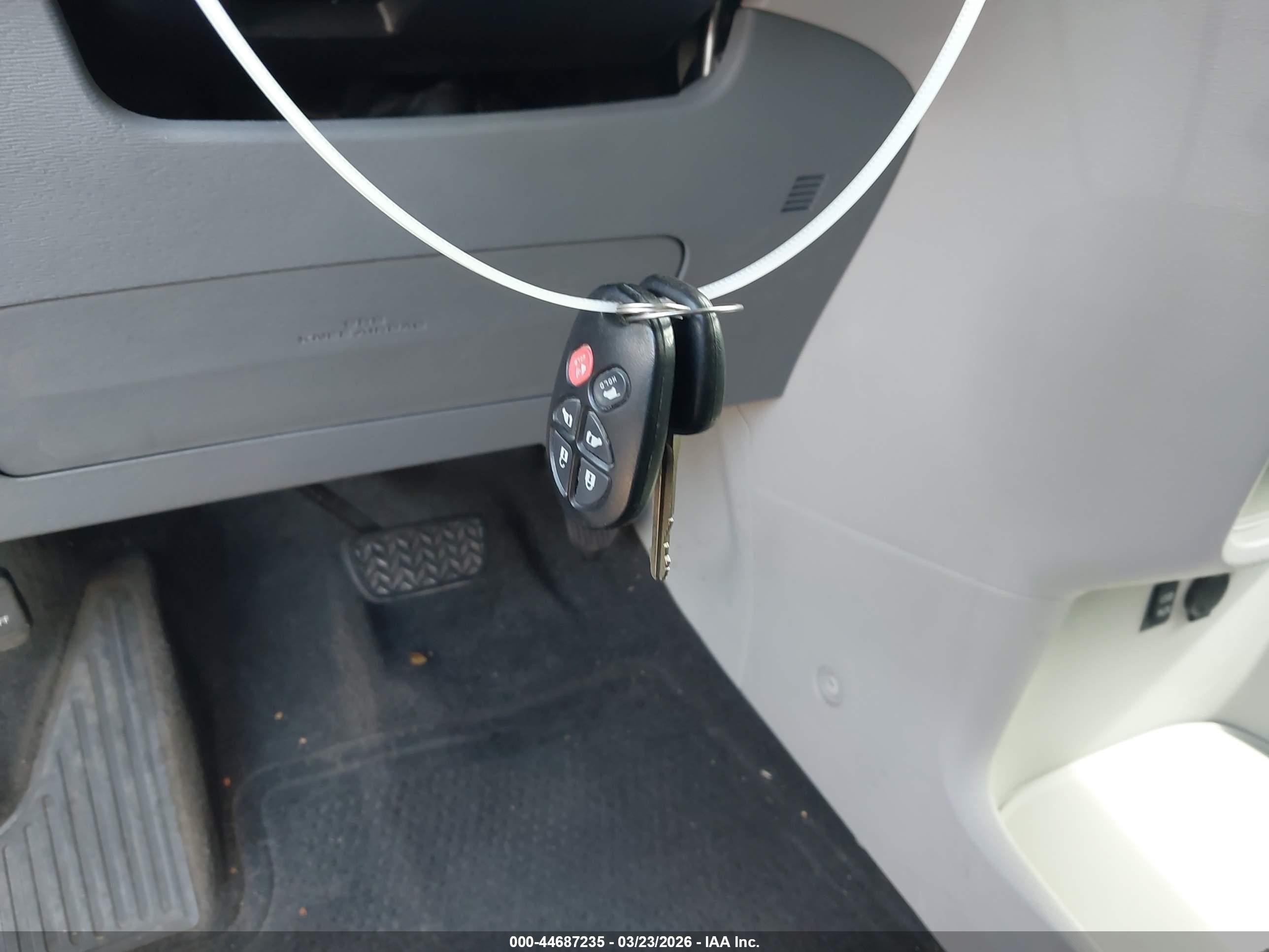 2014 Toyota Sienna Se 8 Passenger Gray vin: 5TDXK3DC6ES419246