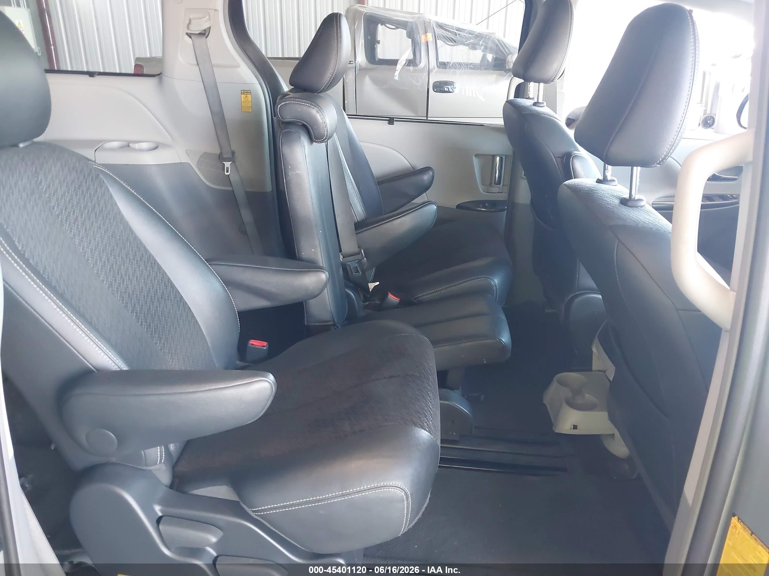 2014 Toyota Sienna Se 8 Passenger Silver vin: 5TDXK3DC6ES472481