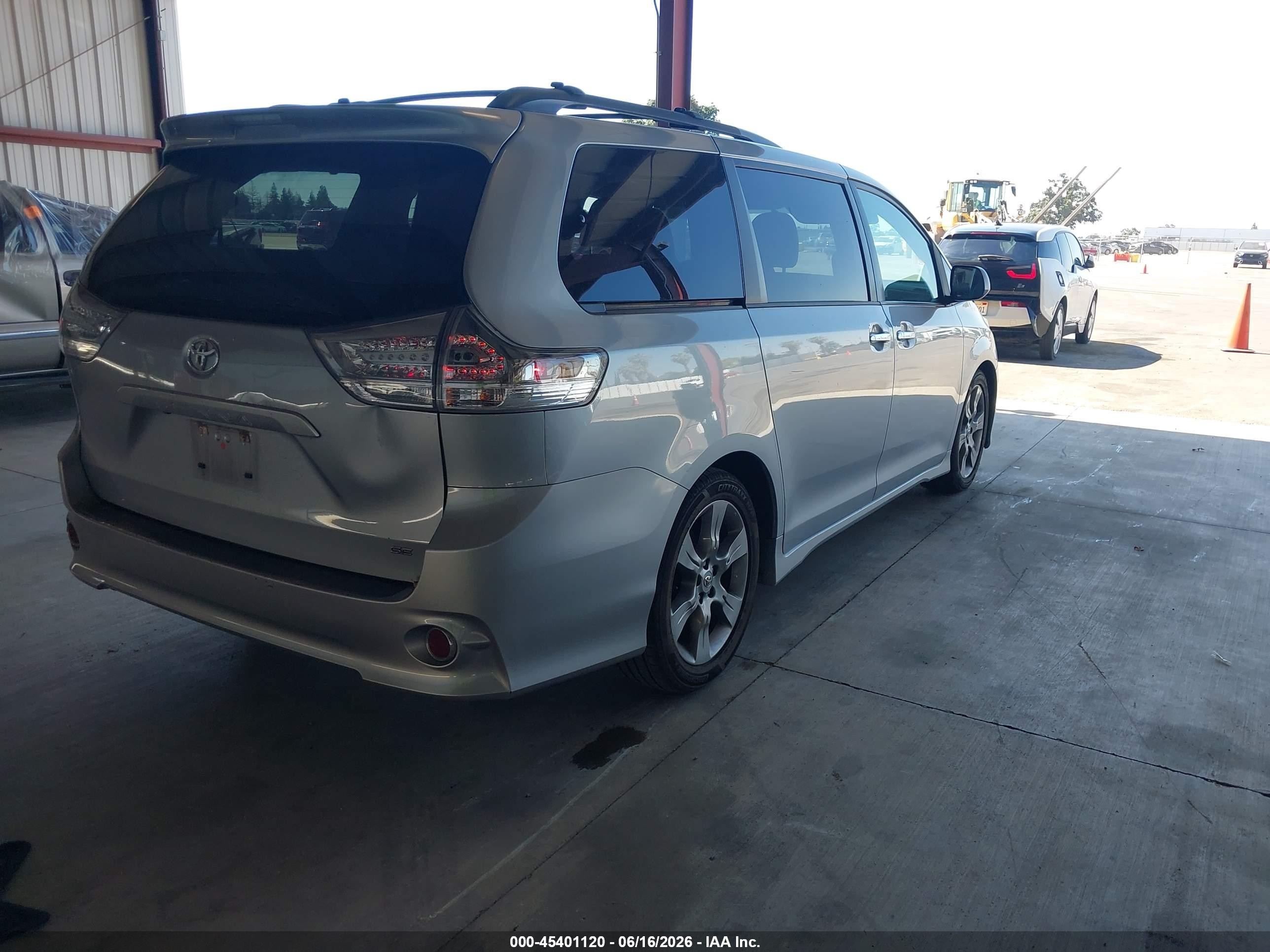 2014 Toyota Sienna Se 8 Passenger Silver vin: 5TDXK3DC6ES472481