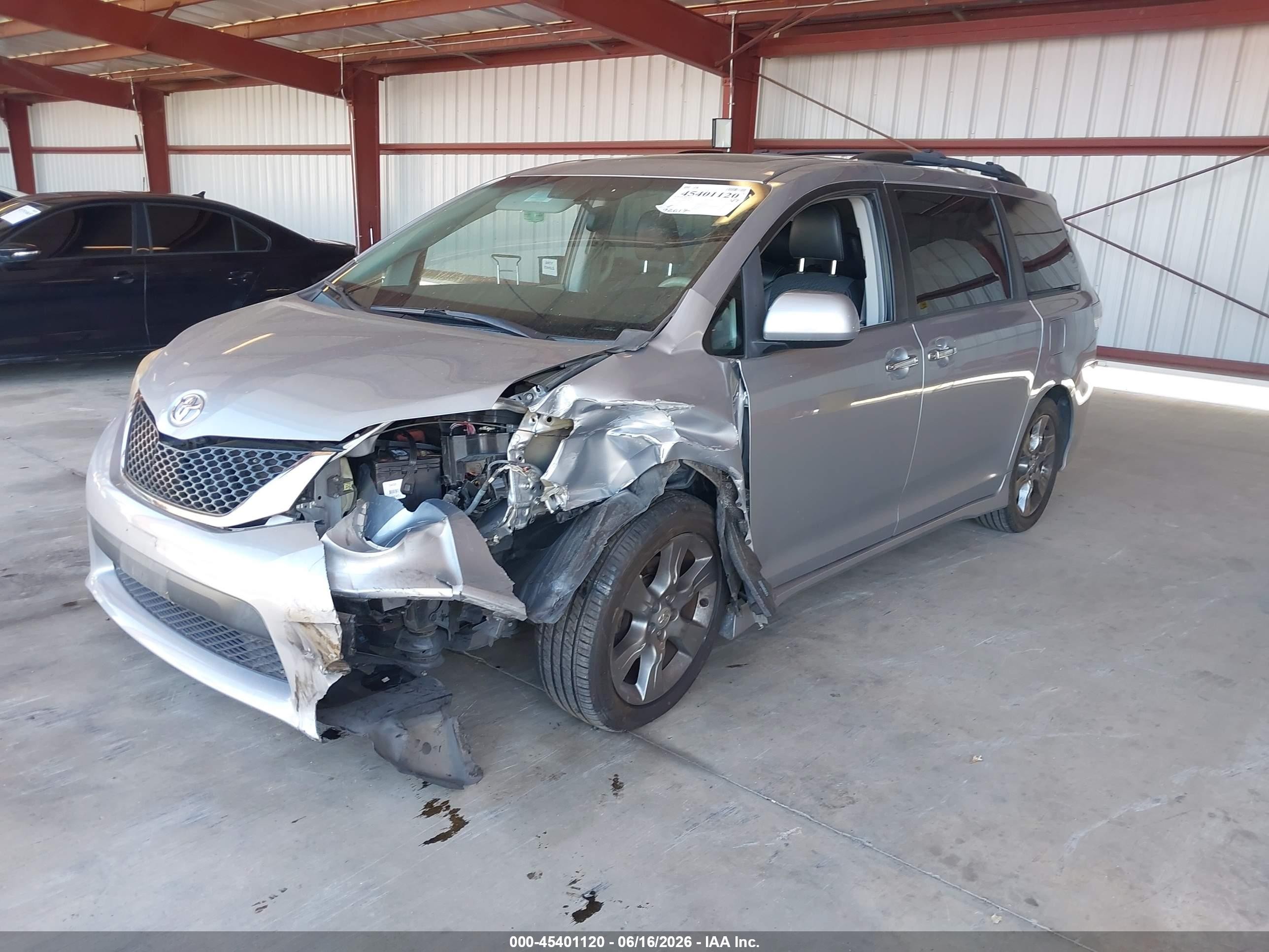 2014 Toyota Sienna Se 8 Passenger Silver vin: 5TDXK3DC6ES472481