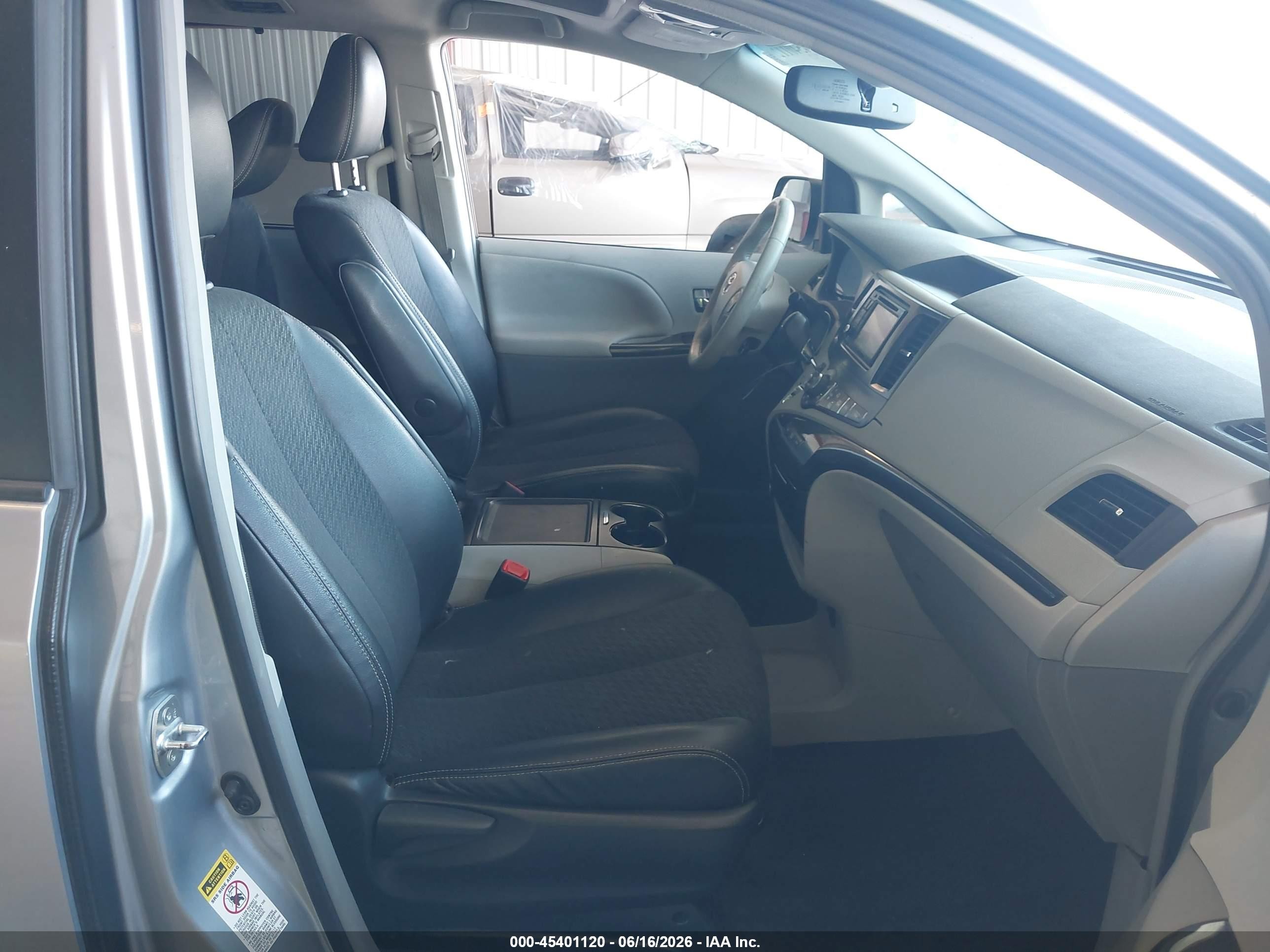 2014 Toyota Sienna Se 8 Passenger Silver vin: 5TDXK3DC6ES472481