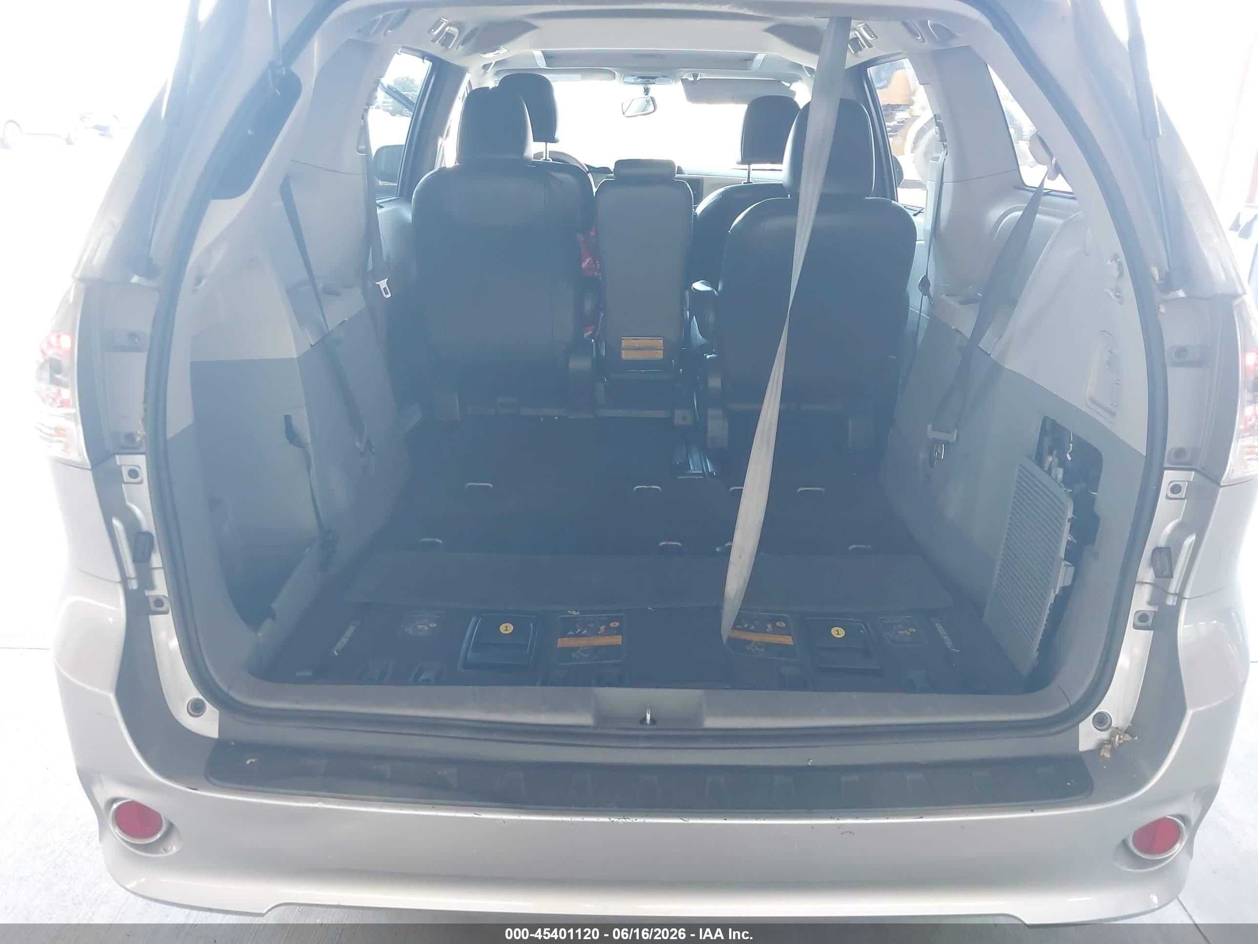 2014 Toyota Sienna Se 8 Passenger Silver vin: 5TDXK3DC6ES472481