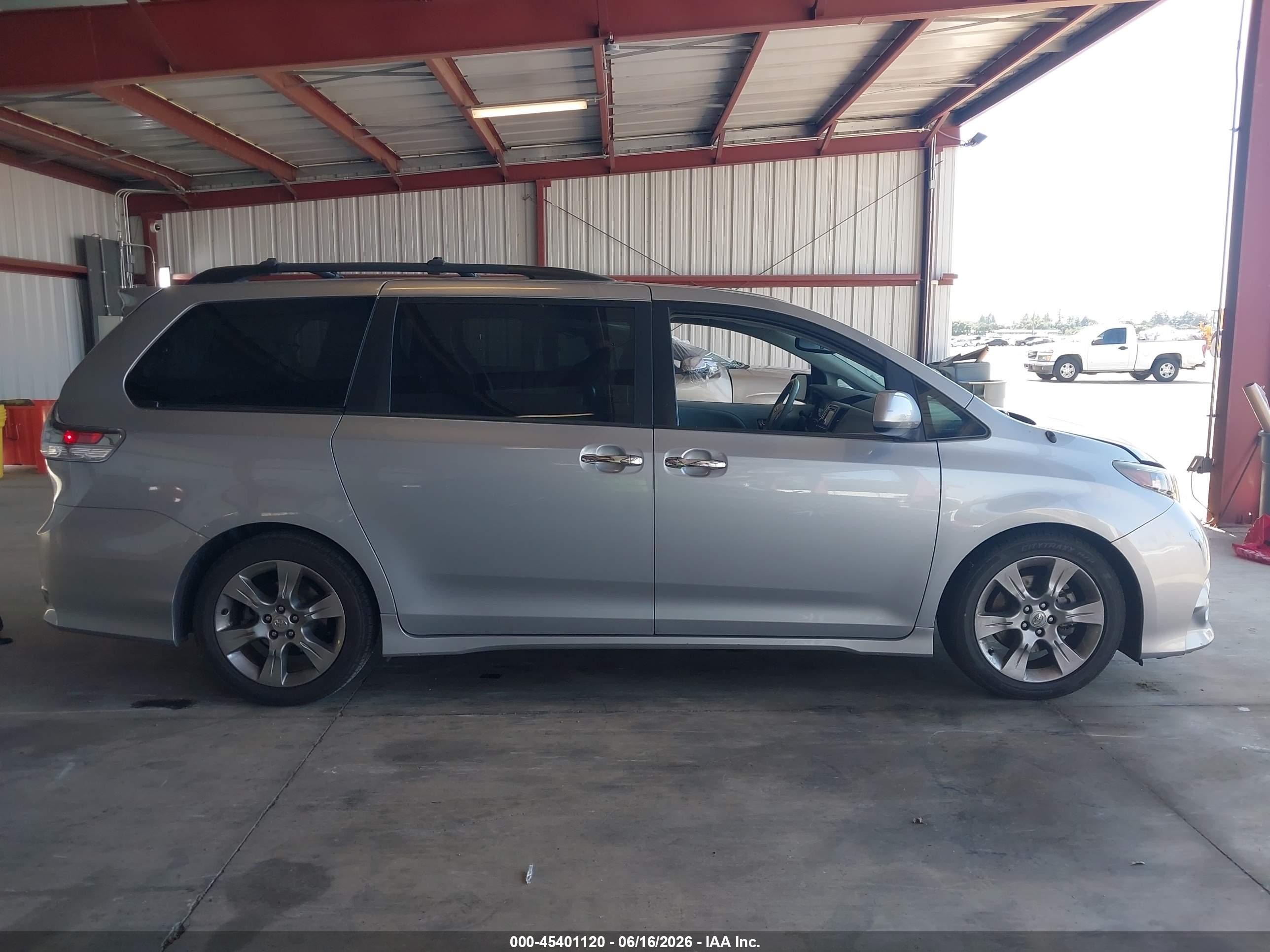2014 Toyota Sienna Se 8 Passenger Silver vin: 5TDXK3DC6ES472481