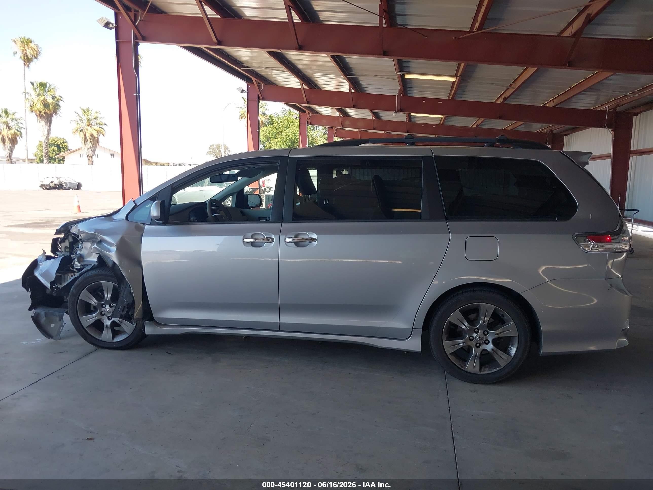 2014 Toyota Sienna Se 8 Passenger Silver vin: 5TDXK3DC6ES472481