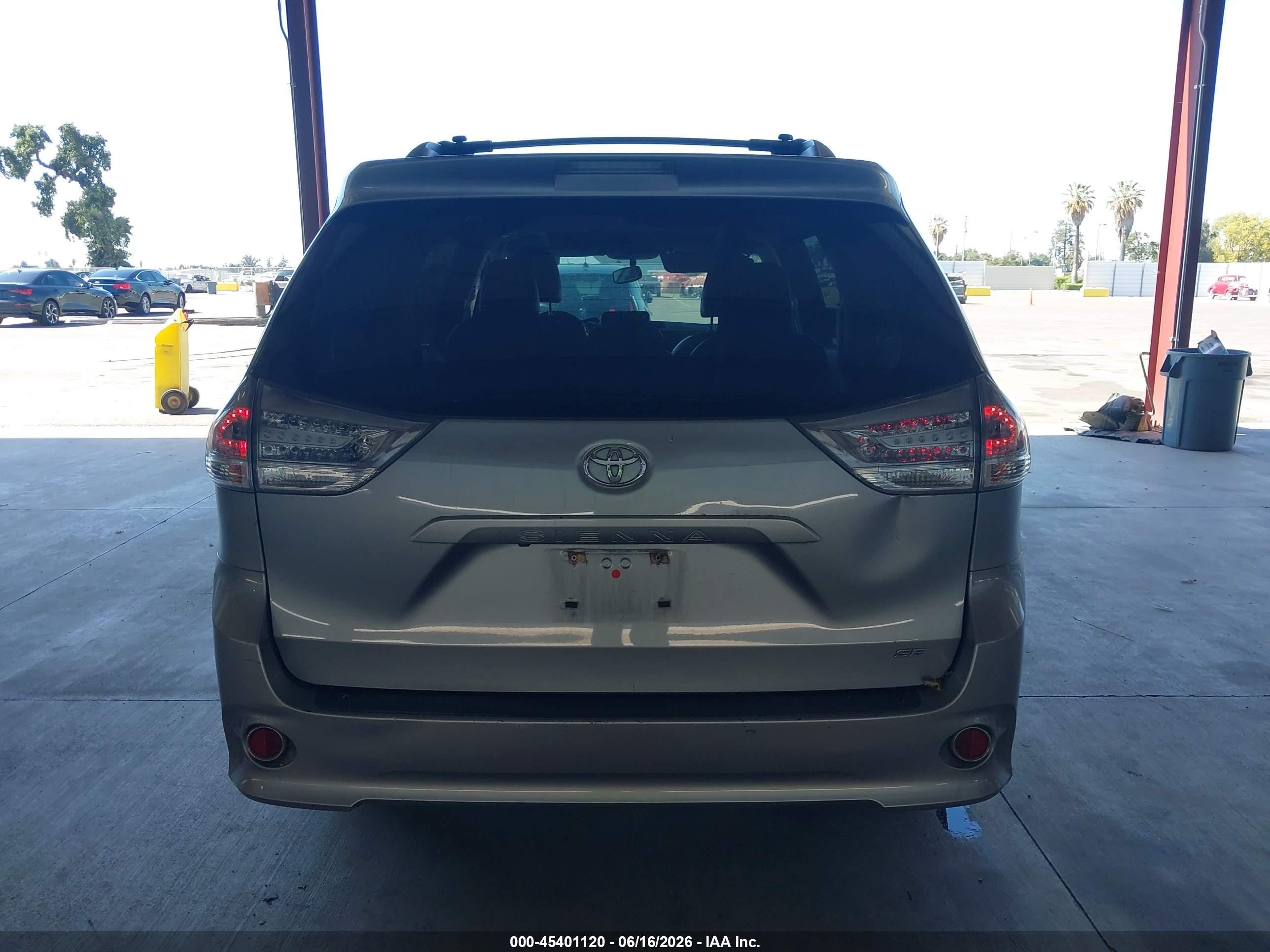 2014 Toyota Sienna Se 8 Passenger Silver vin: 5TDXK3DC6ES472481