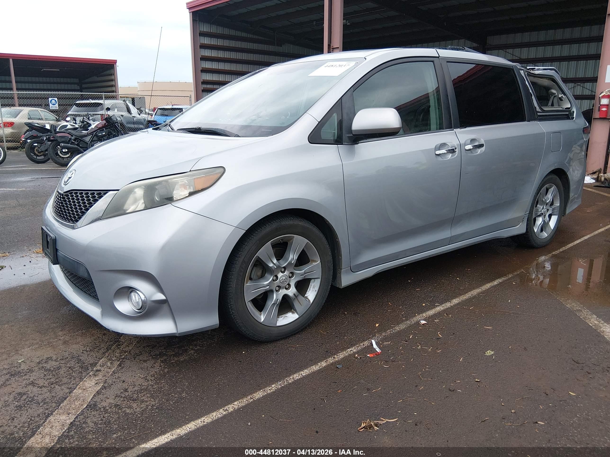 2014 Toyota Sienna Se 8 Passenger Gray vin: 5TDXK3DC6ES477132
