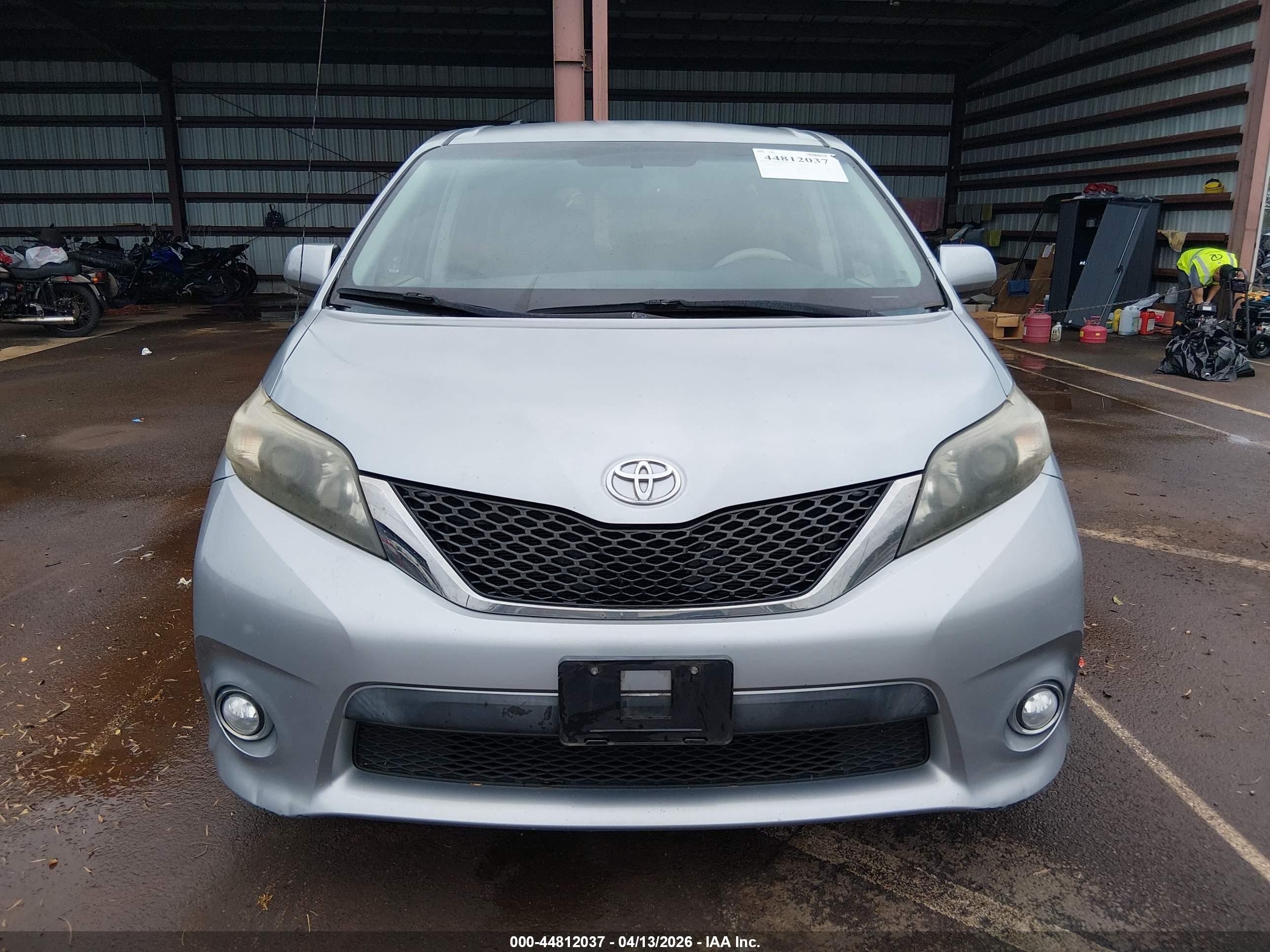 2014 Toyota Sienna Se 8 Passenger Gray vin: 5TDXK3DC6ES477132