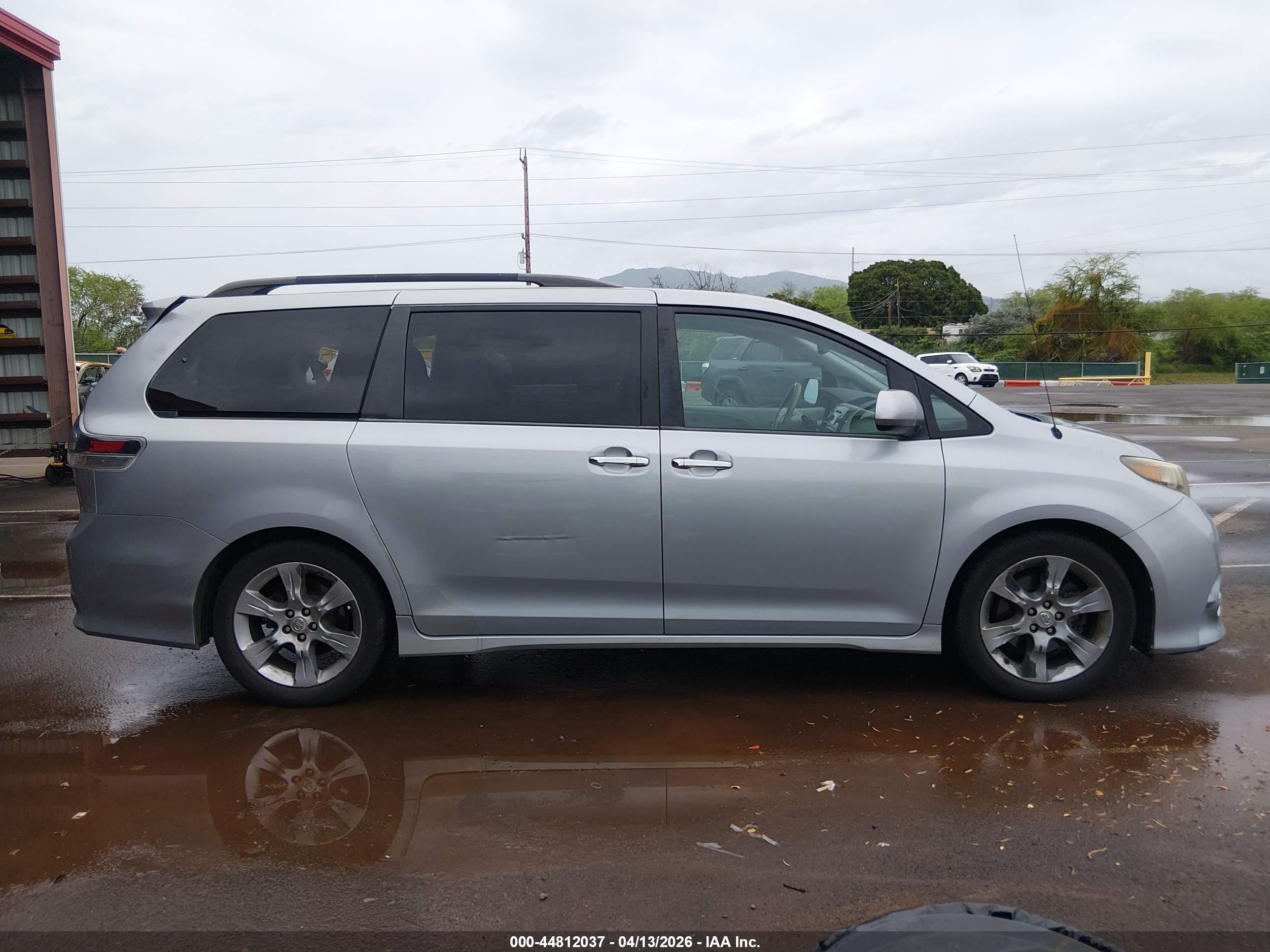 2014 Toyota Sienna Se 8 Passenger Gray vin: 5TDXK3DC6ES477132