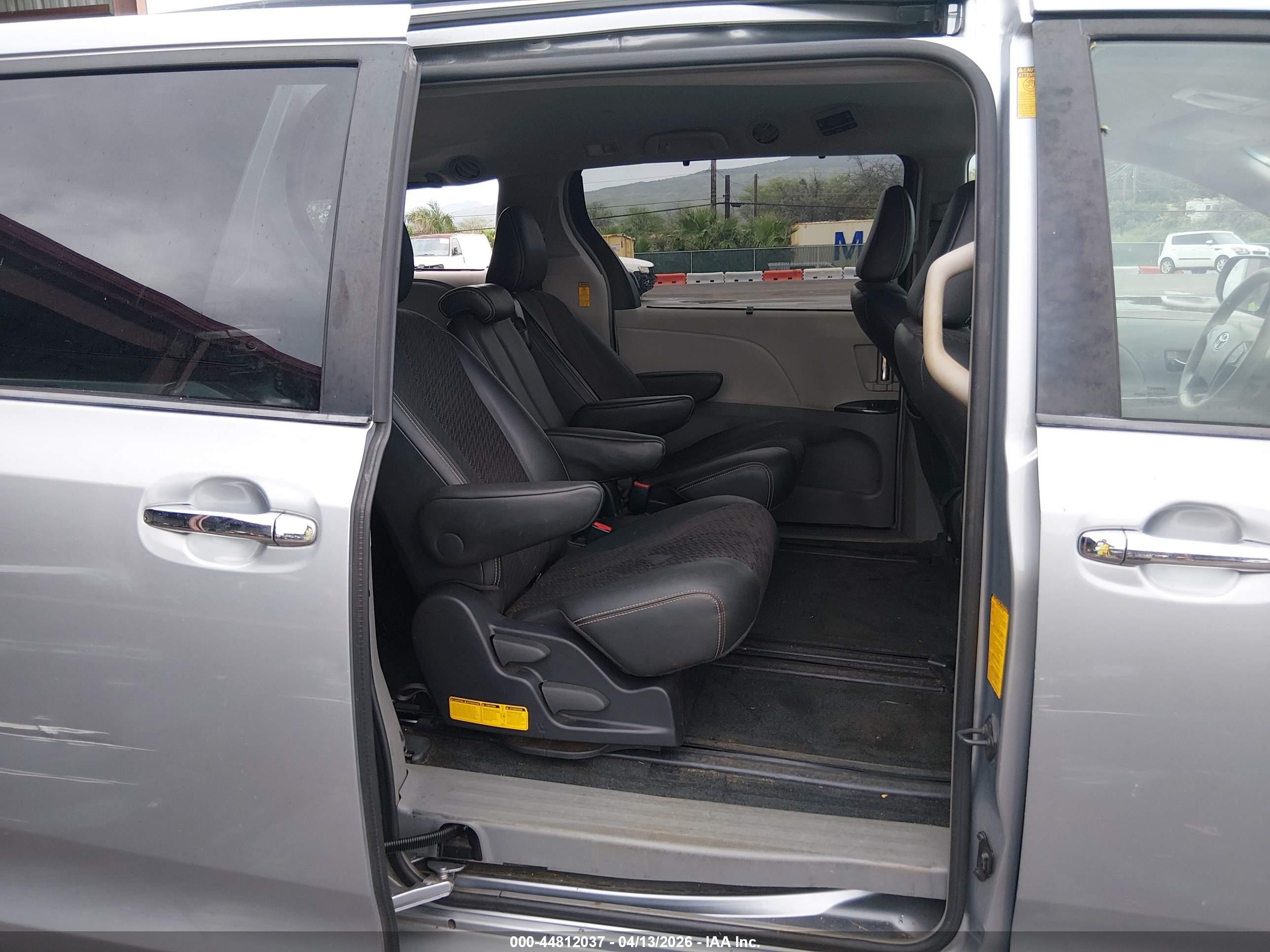 2014 Toyota Sienna Se 8 Passenger Gray vin: 5TDXK3DC6ES477132