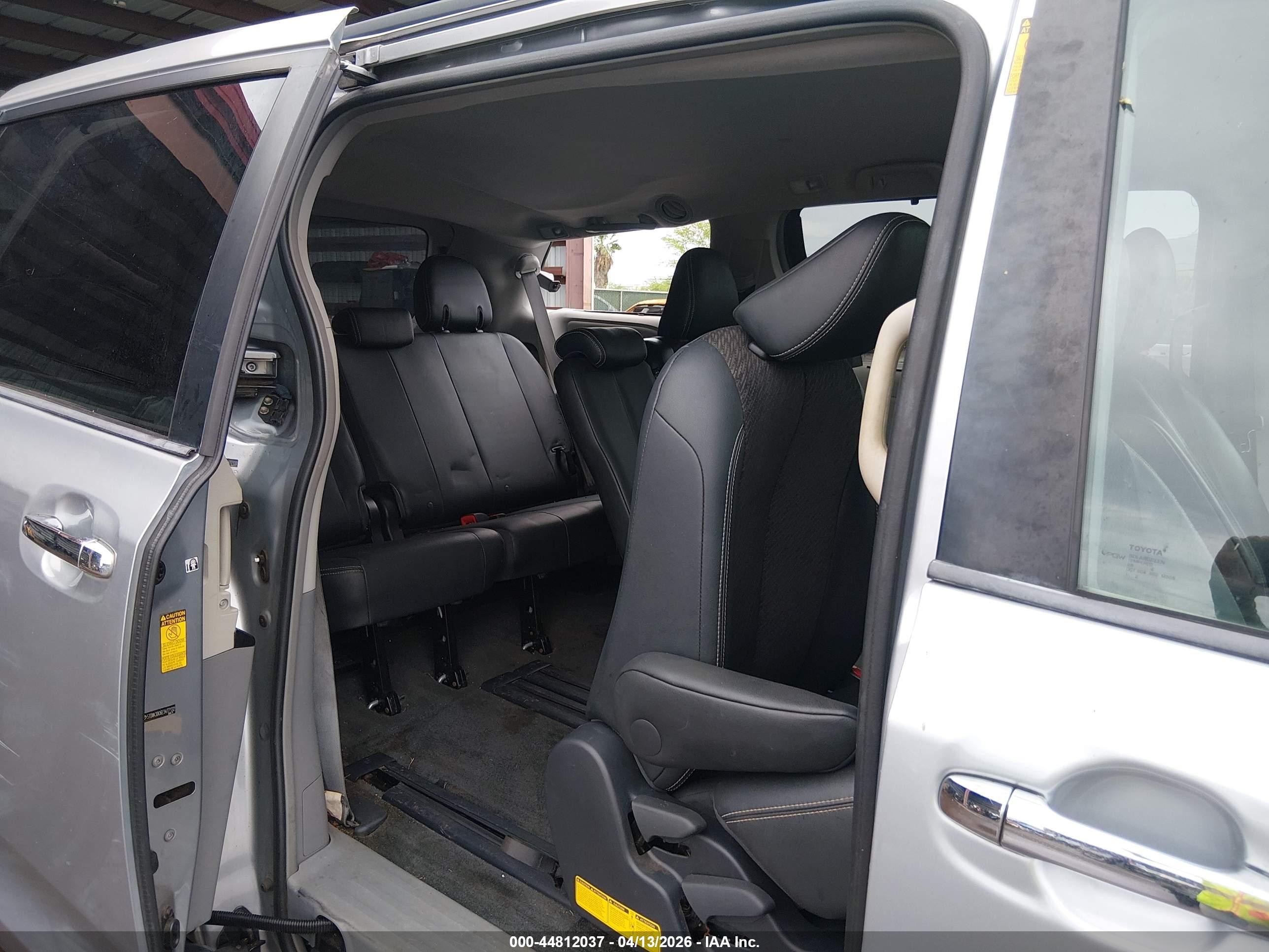 2014 Toyota Sienna Se 8 Passenger Gray vin: 5TDXK3DC6ES477132