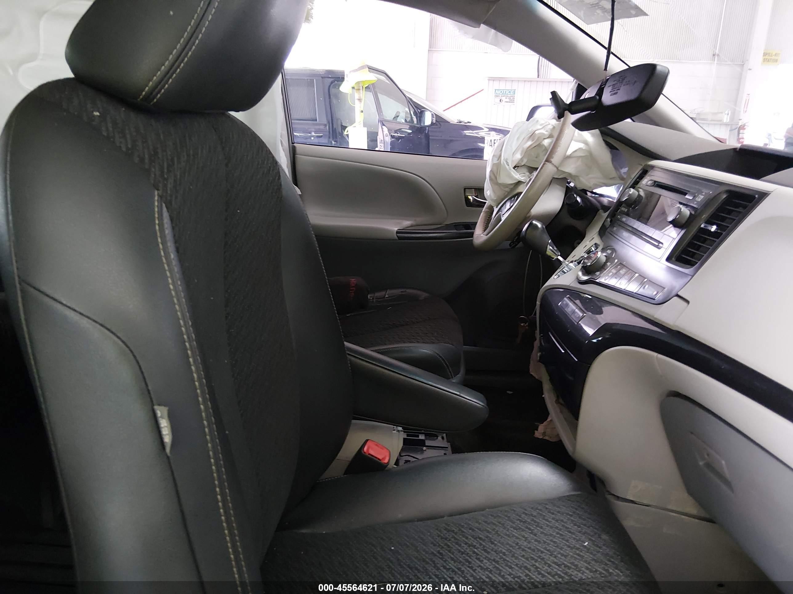 2014 Toyota Sienna Se 8 Passenger Burgundy vin: 5TDXK3DC6ES481889