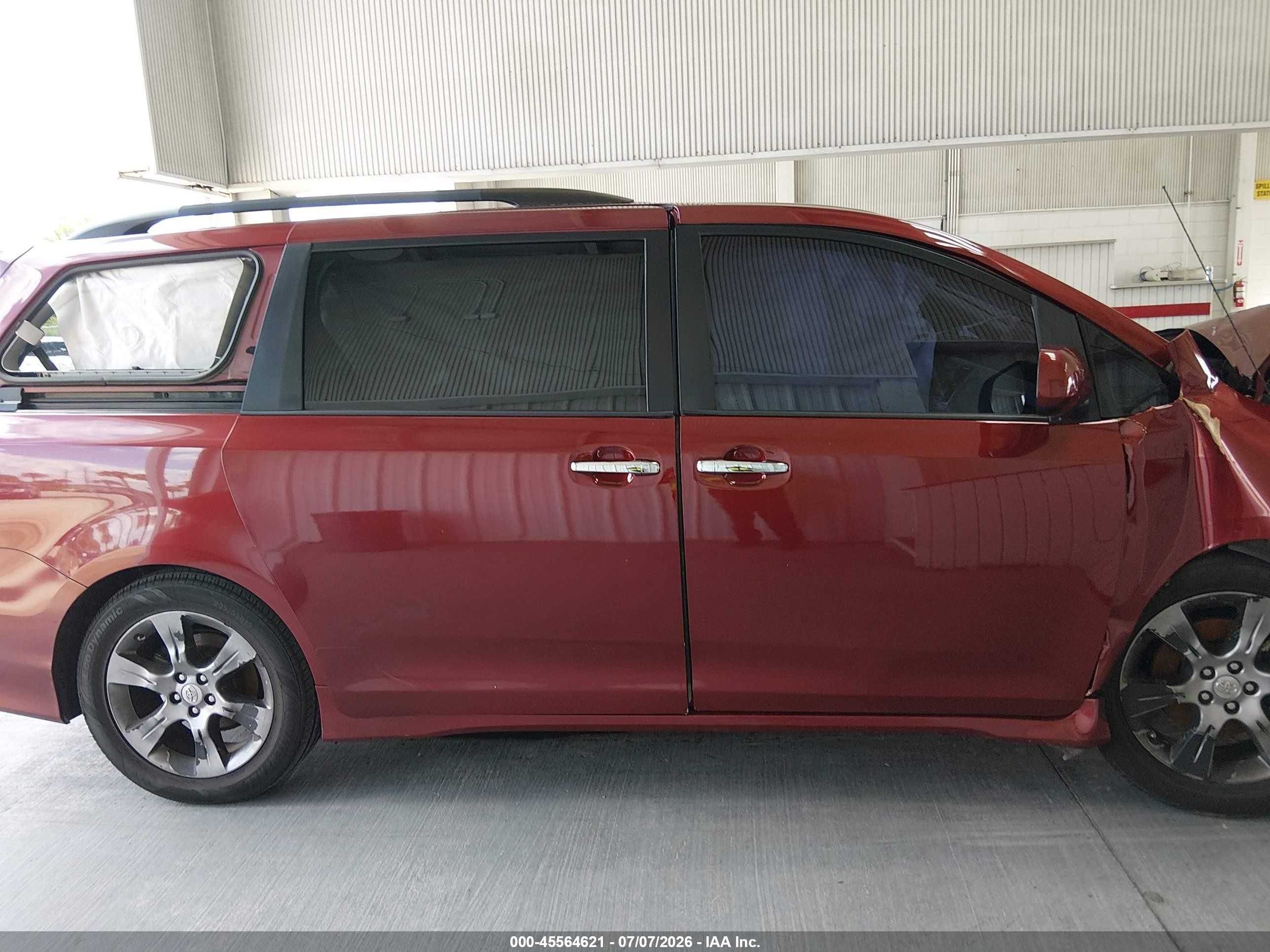 2014 Toyota Sienna Se 8 Passenger Burgundy vin: 5TDXK3DC6ES481889