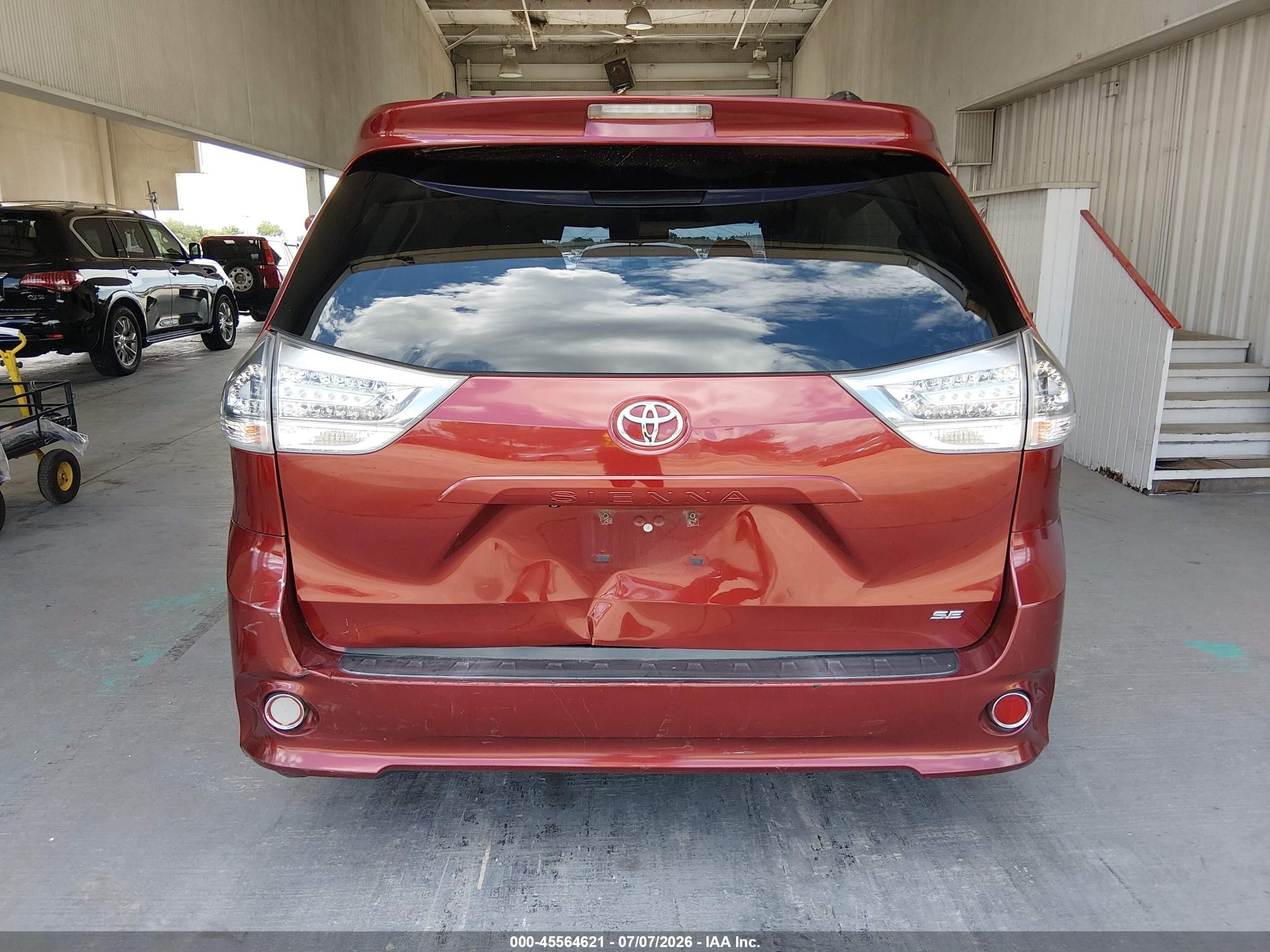 2014 Toyota Sienna Se 8 Passenger Burgundy vin: 5TDXK3DC6ES481889