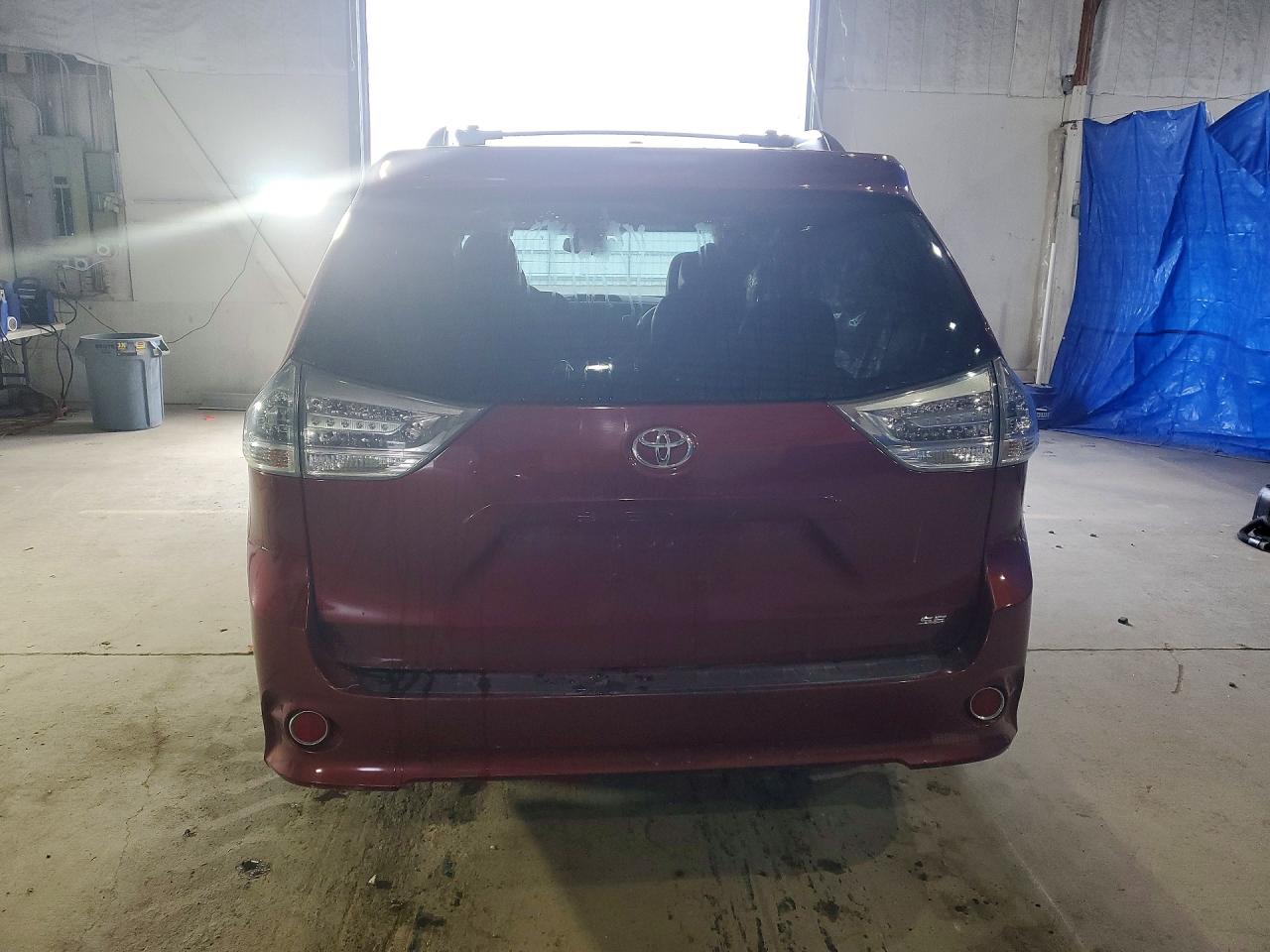 2014 Toyota Sienna Se 8-passenger Red vin: 5TDXK3DC6ES499339