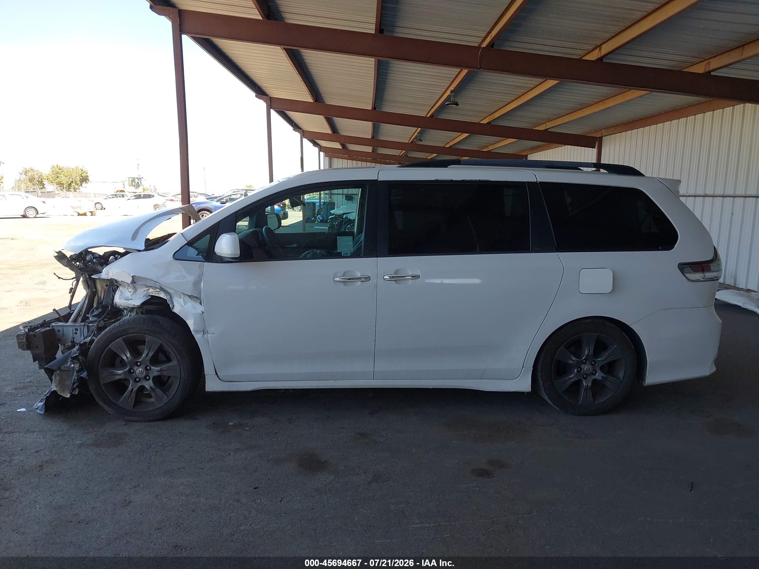 2015 Toyota Sienna Se Premium 8 Passenger Белый vin: 5TDXK3DC6FS586790