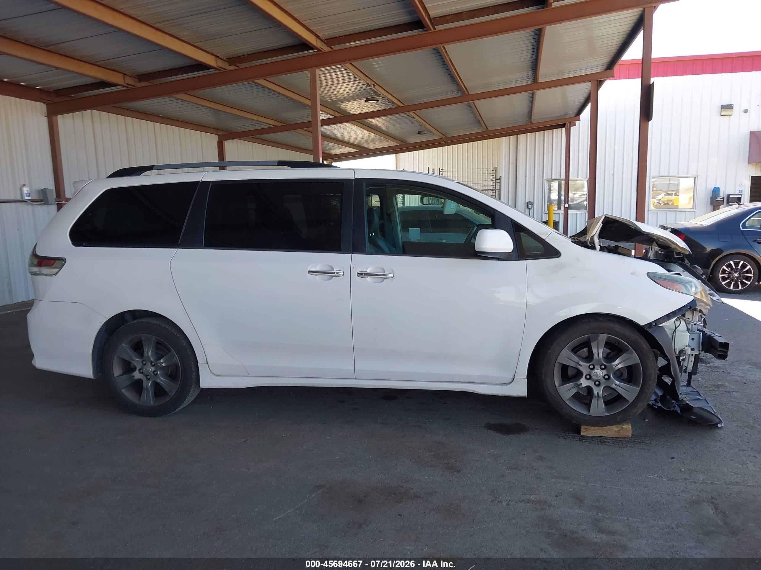 2015 Toyota Sienna Se Premium 8 Passenger Белый vin: 5TDXK3DC6FS586790