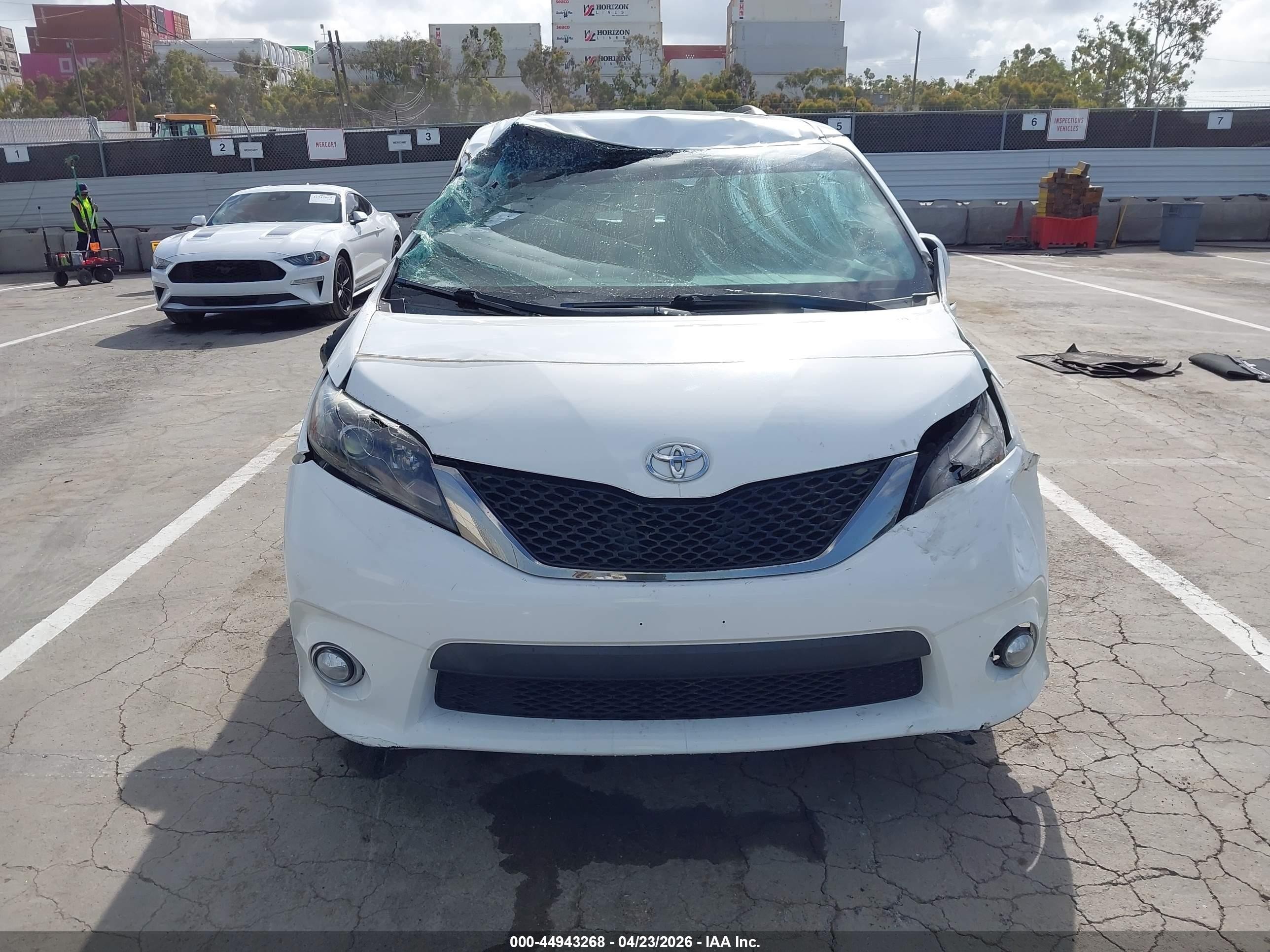 2016 Toyota Sienna Se Premium 8 Passenger Белый vin: 5TDXK3DC6GS725219