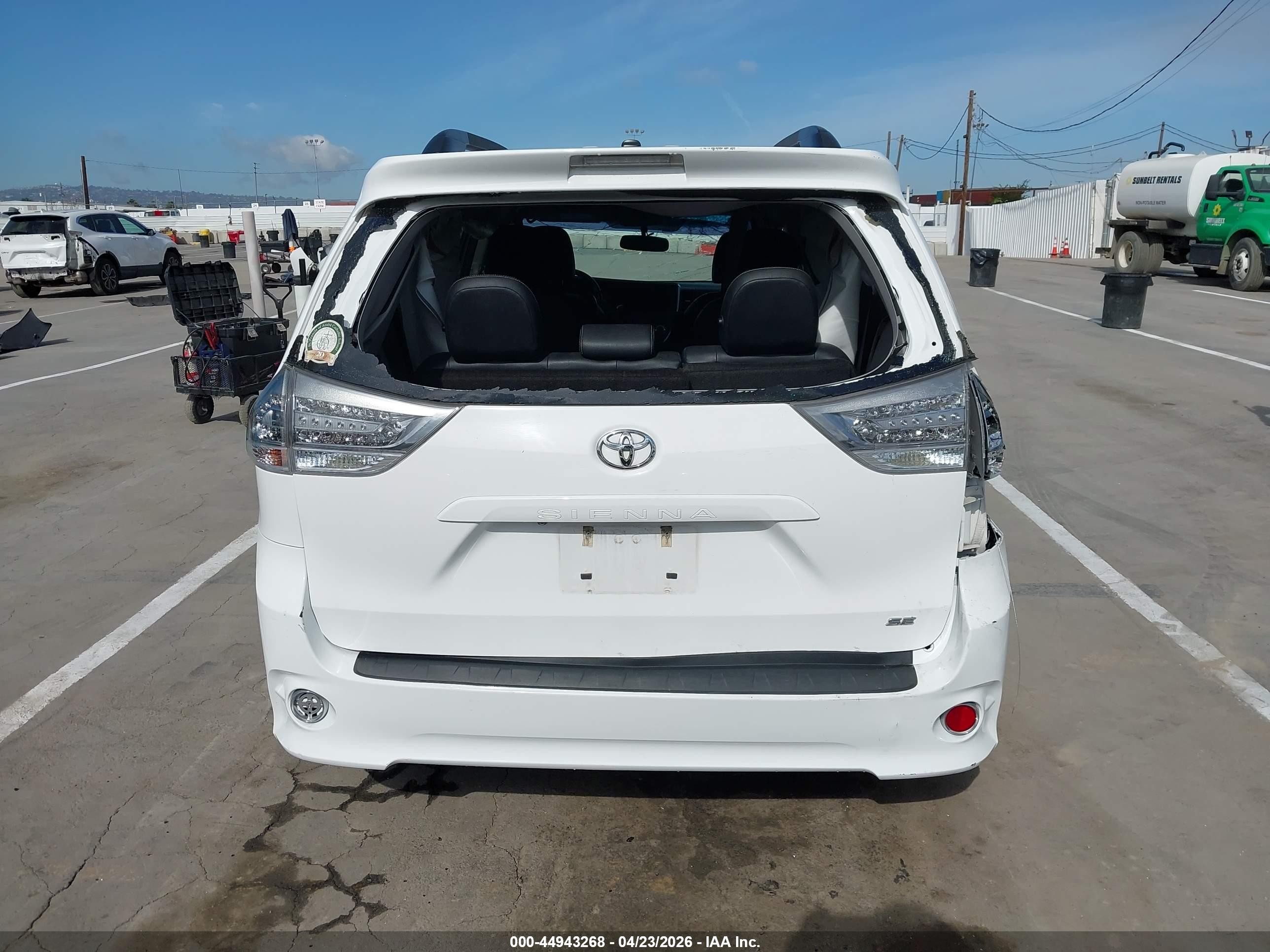 2016 Toyota Sienna Se Premium 8 Passenger Белый vin: 5TDXK3DC6GS725219