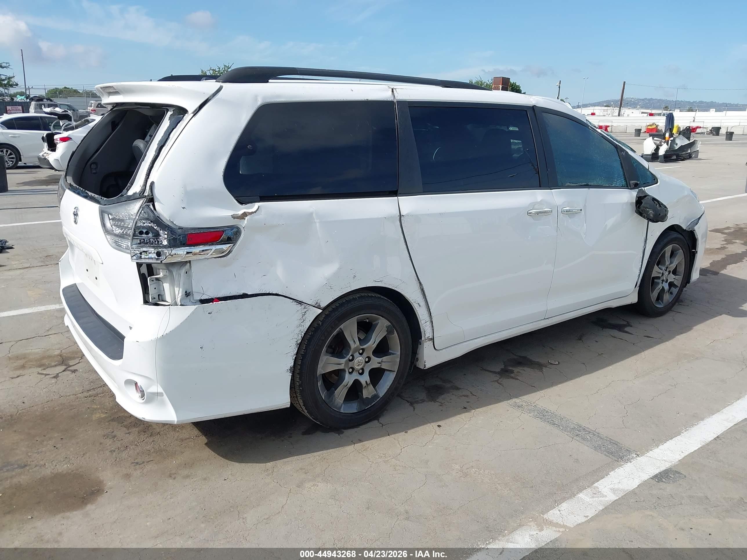 2016 Toyota Sienna Se Premium 8 Passenger Белый vin: 5TDXK3DC6GS725219