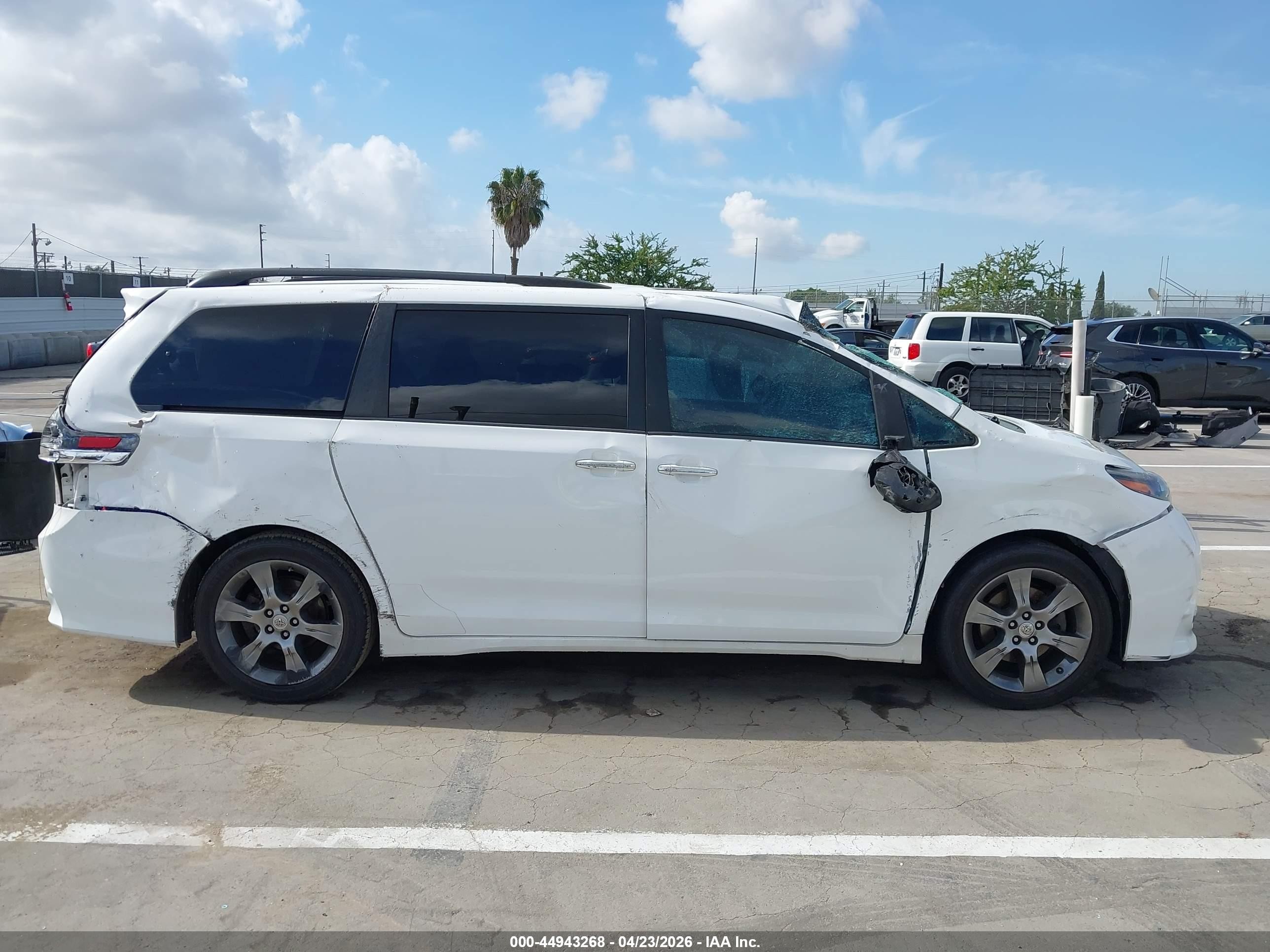 2016 Toyota Sienna Se Premium 8 Passenger Белый vin: 5TDXK3DC6GS725219